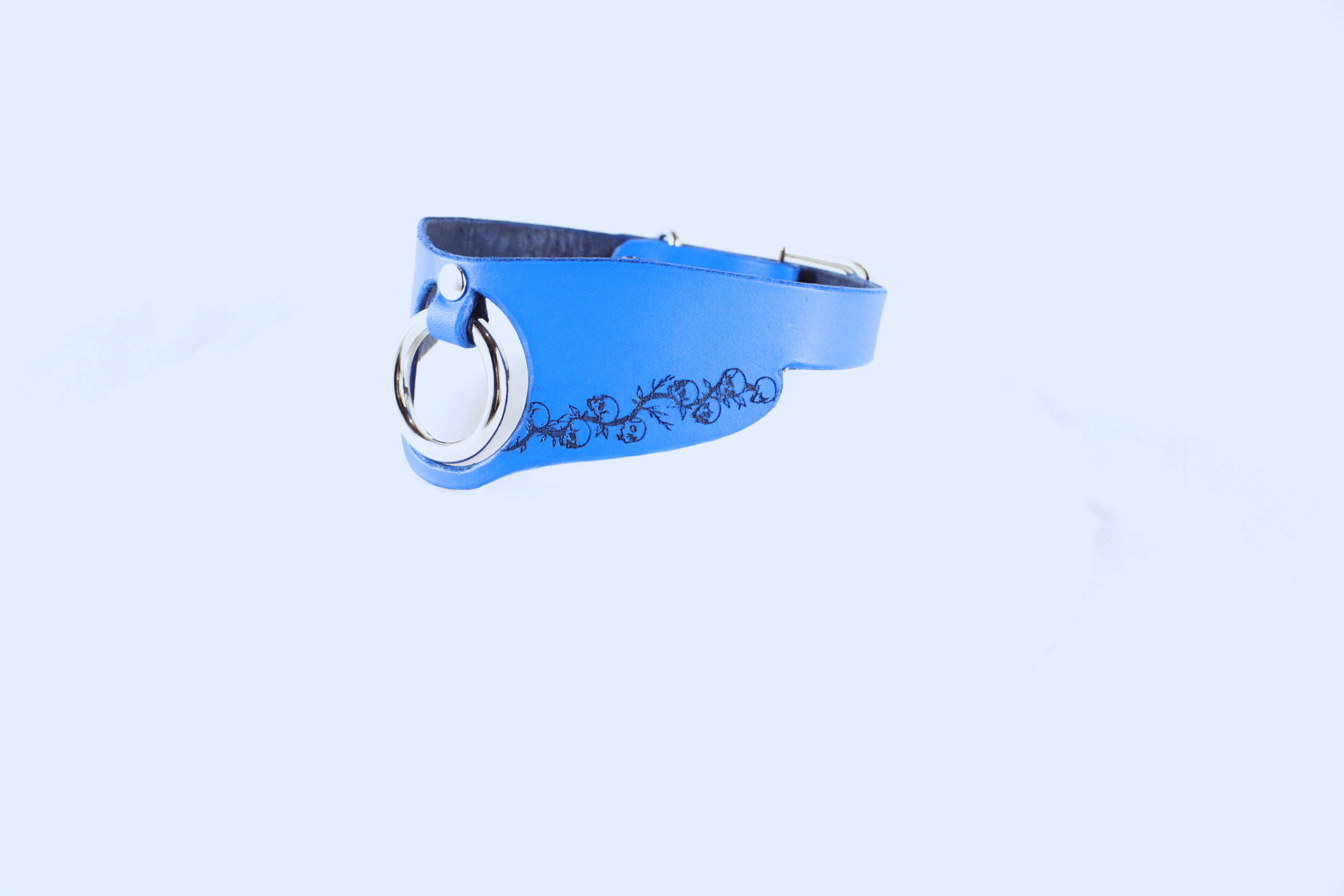 Submissive Collar with floral pattern in blue leather, elegant and perfect for discreet day wear.