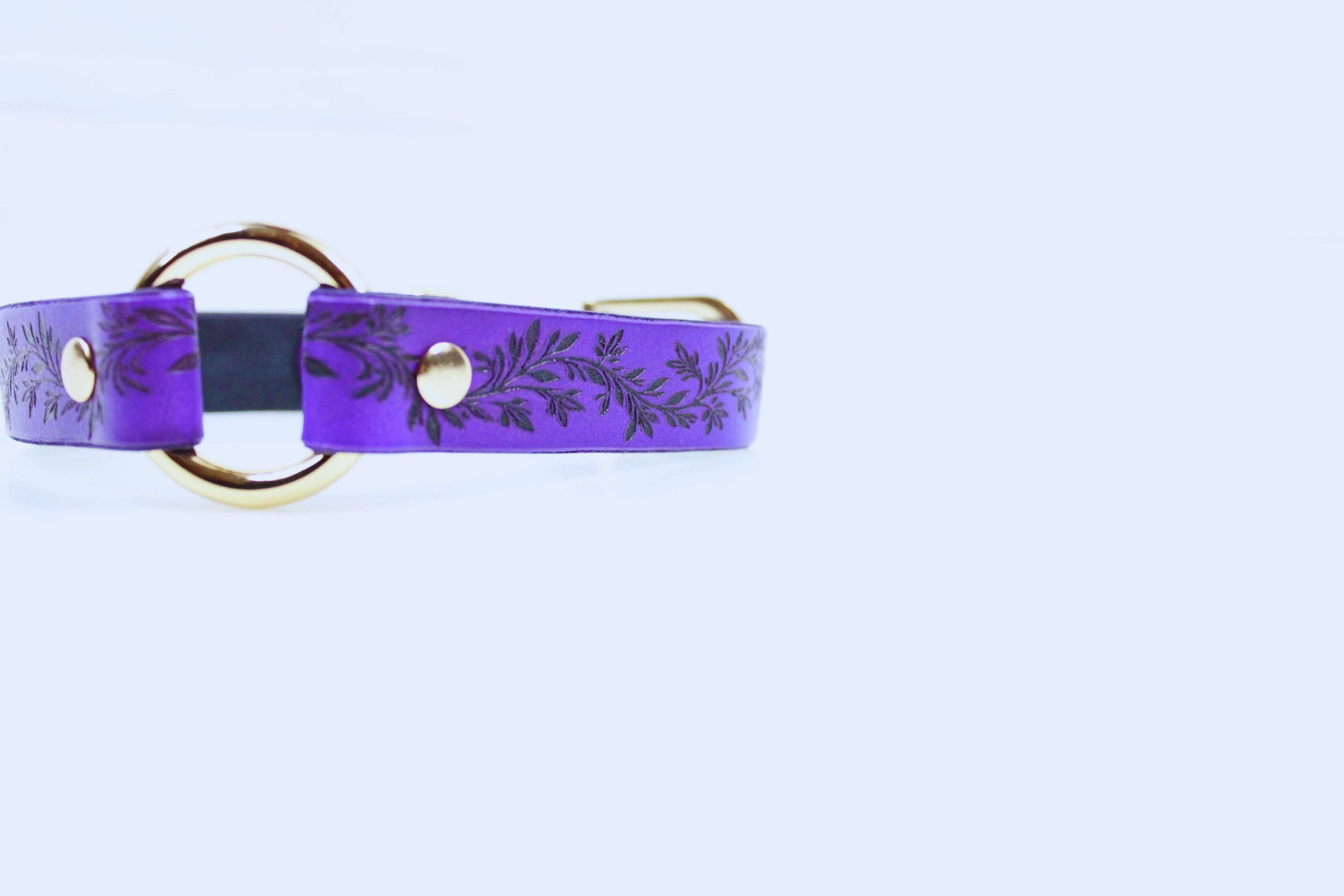 Leaf Pattern Submissive Day Collar – Purple Leather Discreet Jewelry with gold ring