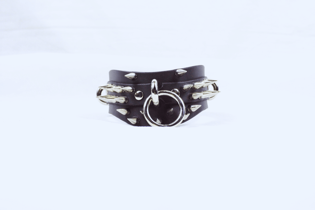 Spiked Posture BDSM Collar – Gothic Submissive Choker with O-Rings showcasing a unique spiked design.