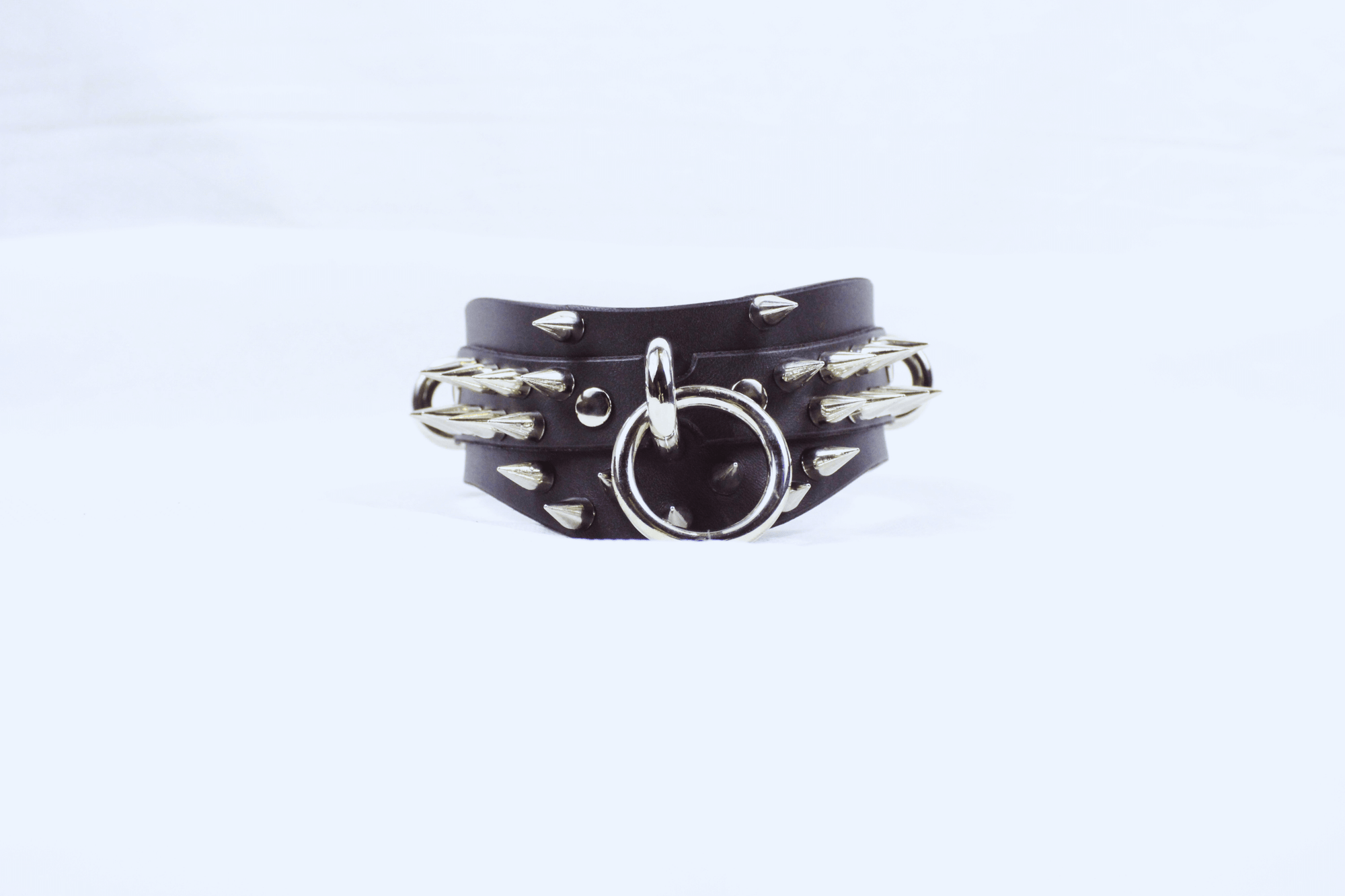 Spiked Posture BDSM Collar – Gothic Submissive Choker with O-Rings showcasing a unique spiked design.