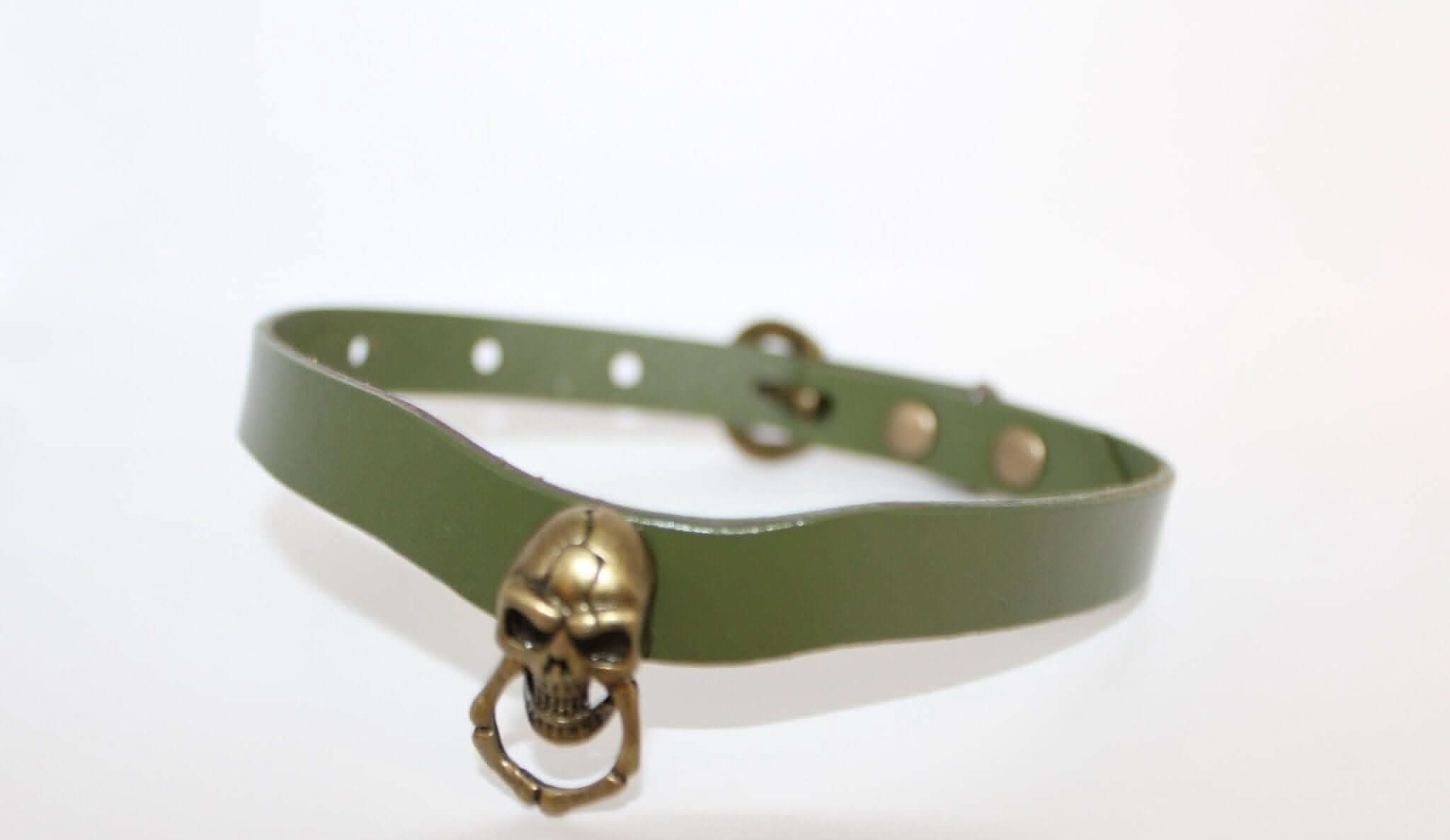 Gothic skull choker collar with O-ring, perfect for BDSM, punk fashion, and alternative style enthusiasts.
