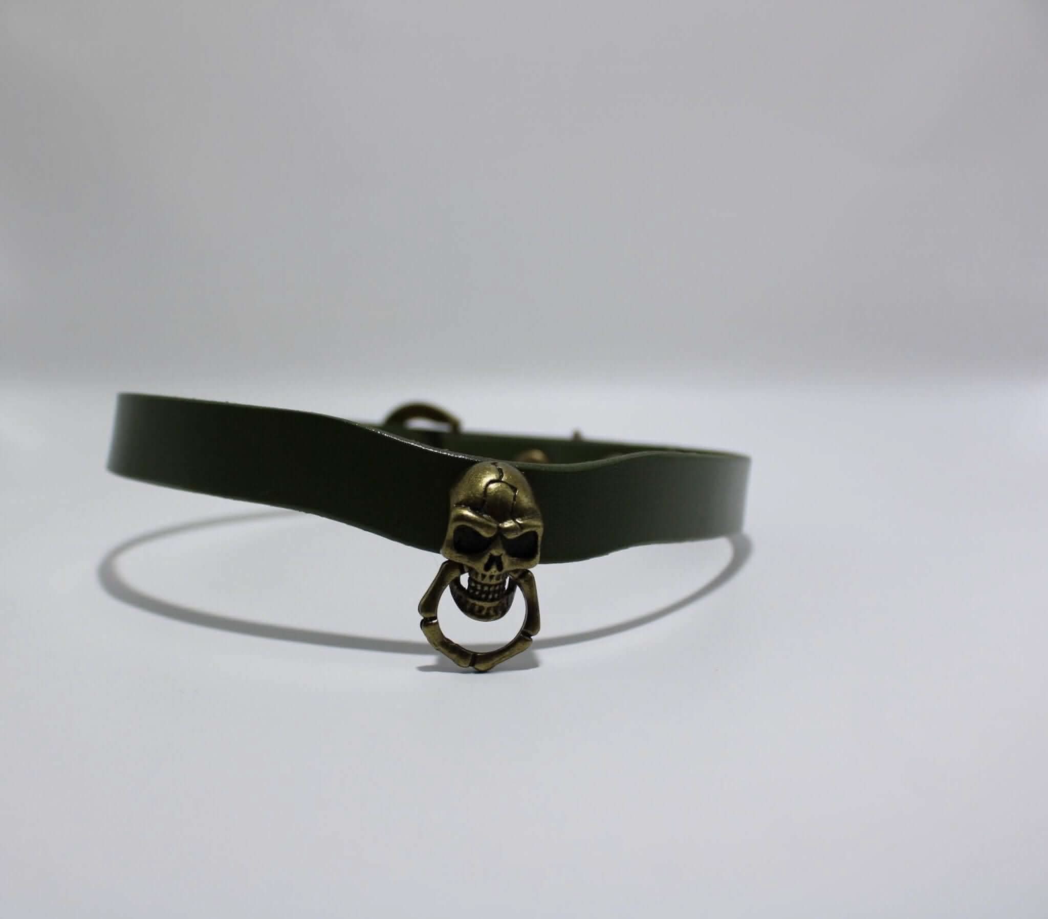 Gothic skull choker collar with O-ring, perfect for BDSM, punk fashion, and alternative style enthusiasts.