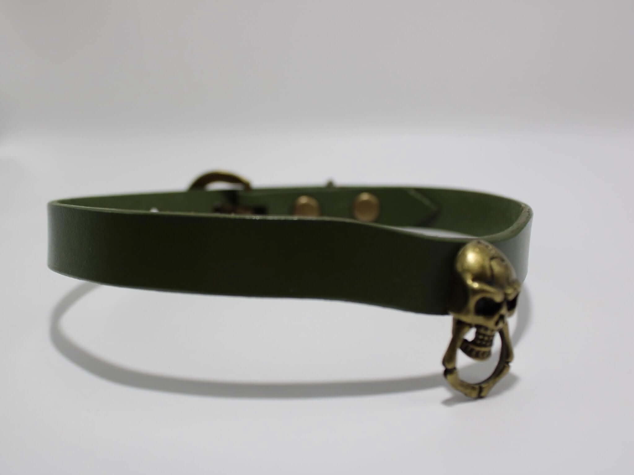 Gothic skull choker collar in olive green leather, featuring an O-ring and skull accent, perfect for alternative fashion and BDSM style.