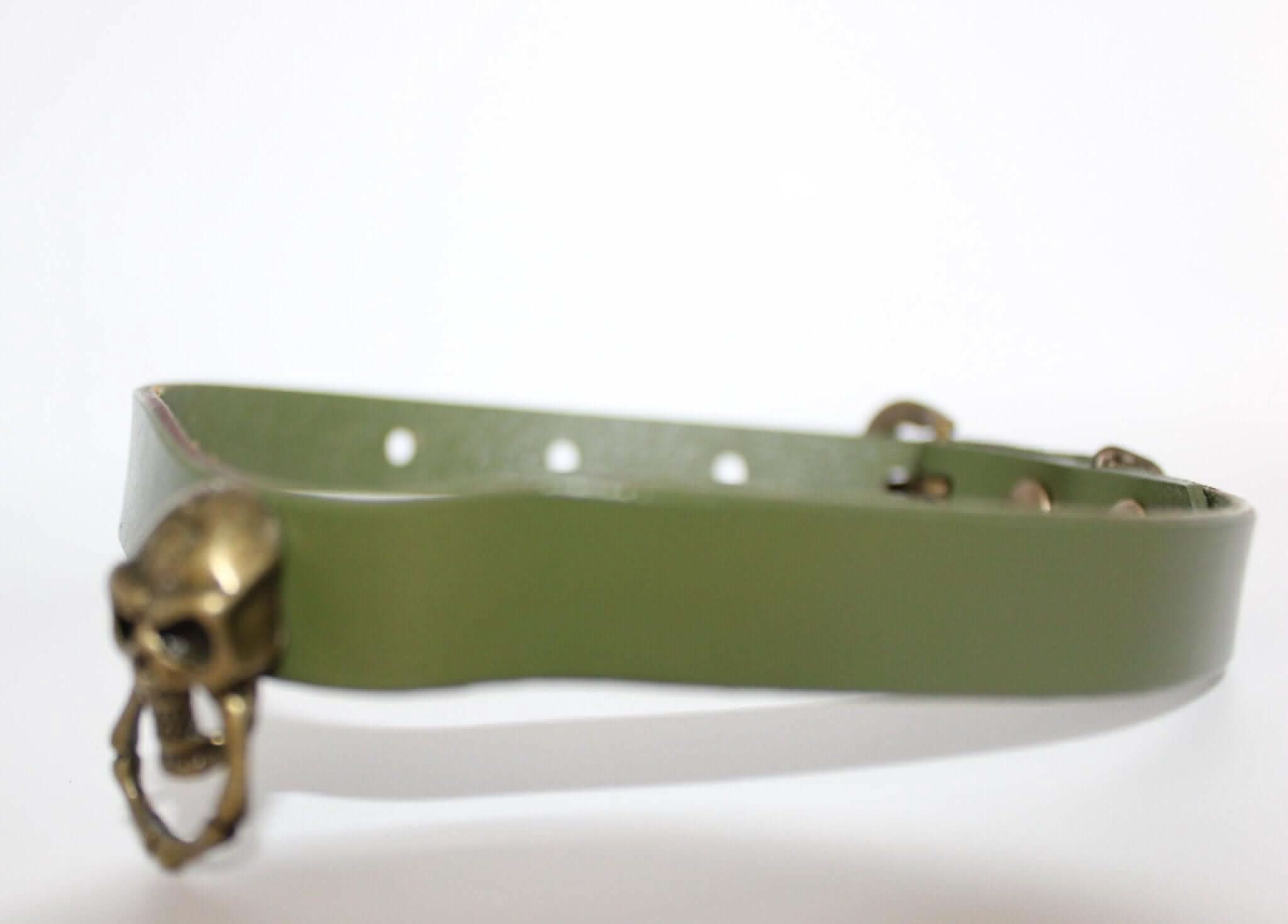 Gothic skull collar choker, green leather O-ring style, ideal for BDSM, punk fashion, and alternative jewelry enthusiasts.