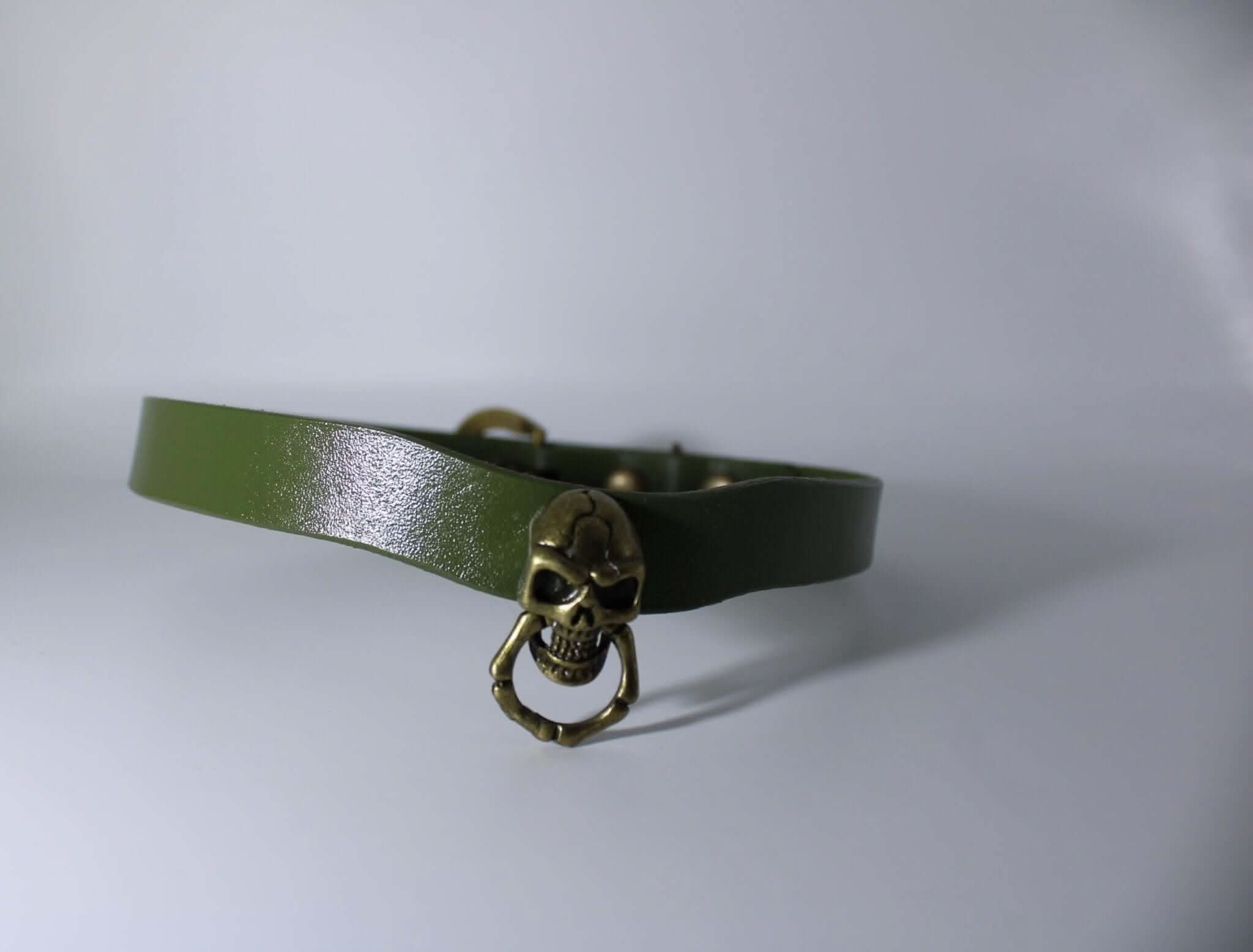 Gothic skull collar choker in olive green with a skull accent and O-ring, perfect for BDSM and alternative fashion.