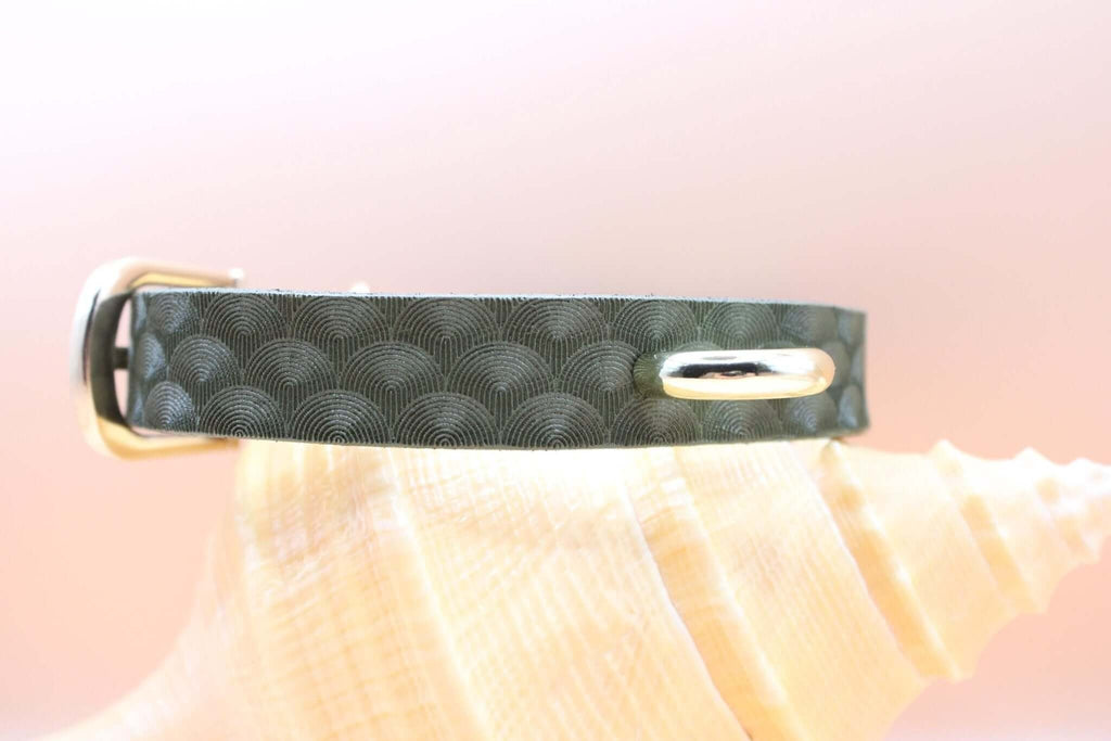 Elegant green leather choker collar, perfect for discreet day wear and BDSM inspired fashion. Ideal submissive jewelry.