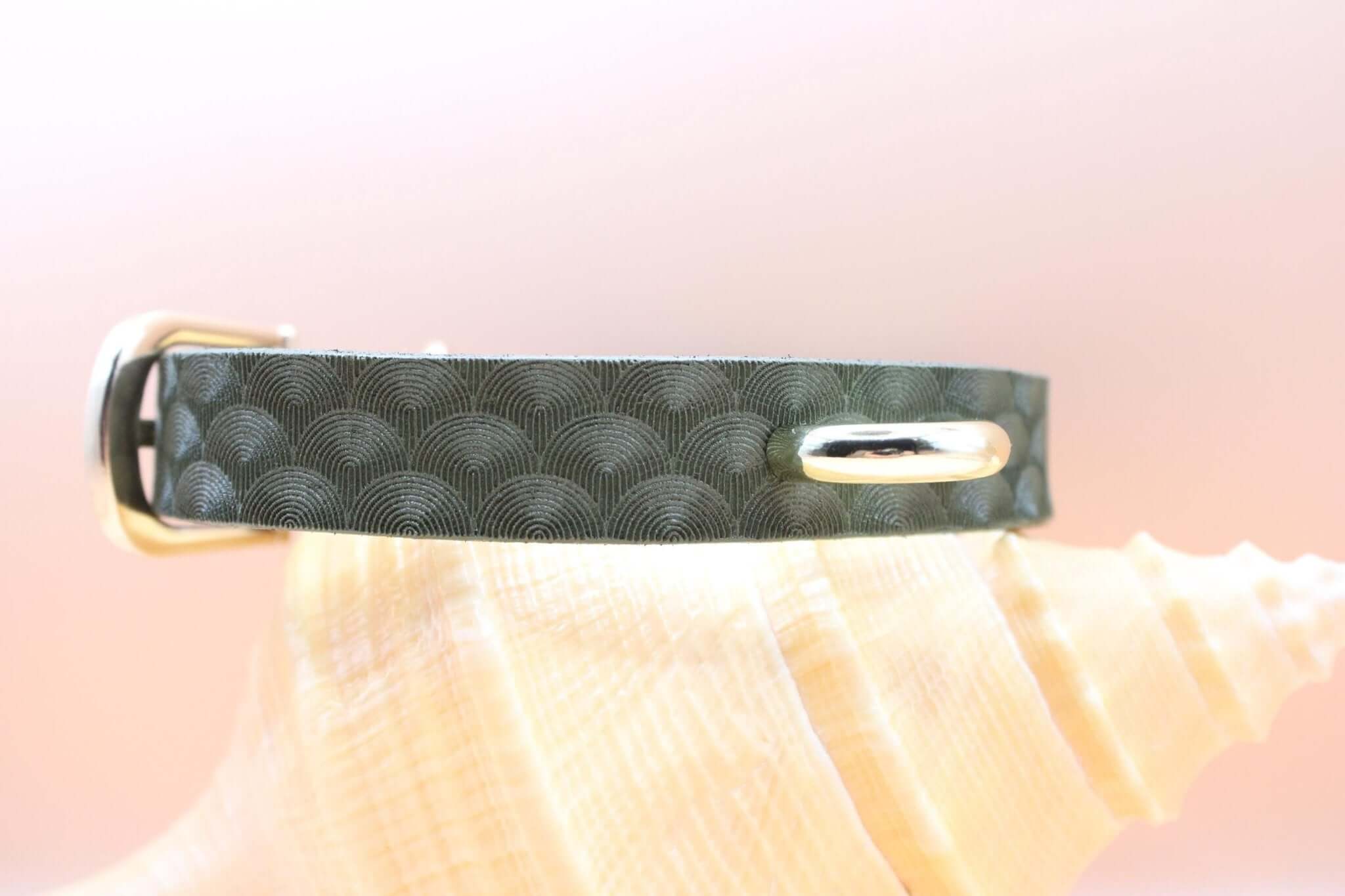 Elegant green leather choker collar, perfect for discreet day wear and BDSM inspired fashion. Ideal submissive jewelry.