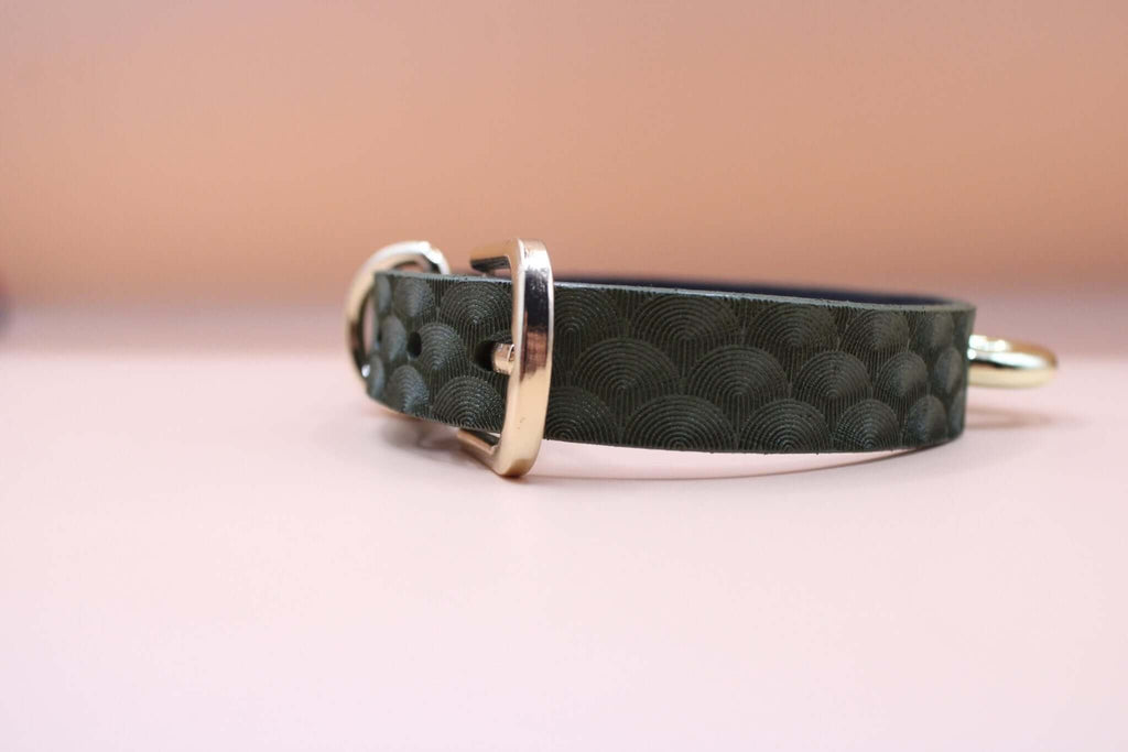 Elegant green leather choker collar, perfect for discreet day wear and BDSM aesthetics. Ideal sub collar for any occasion.