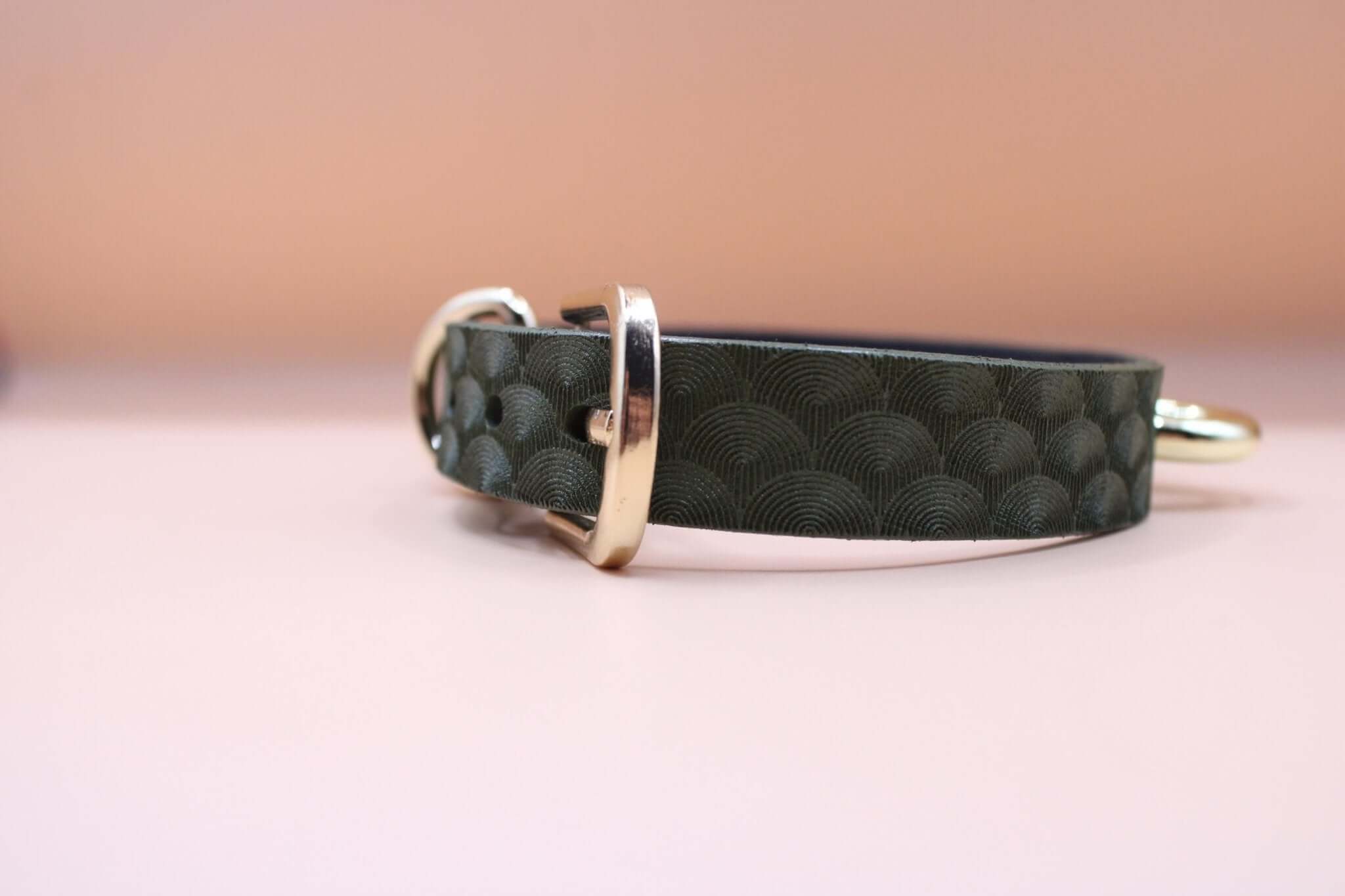 Elegant green leather choker collar, perfect for discreet day wear and BDSM aesthetics. Ideal sub collar for any occasion.