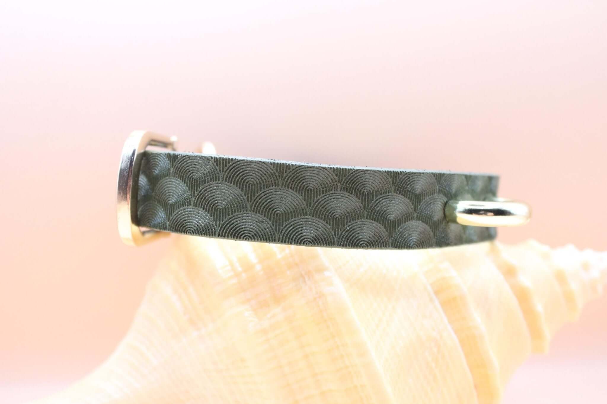 Green leather choker collar, elegant BDSM style, discreet day collar for submissives, perfect for everyday wear.