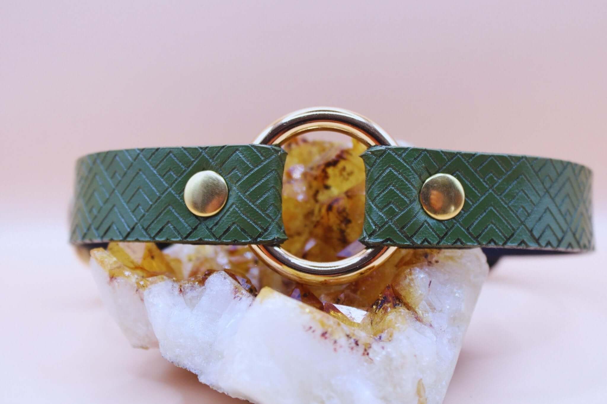 Deep forest green geometric O-ring slave collar, perfect for BDSM and submissive jewelry, handmade leather design.