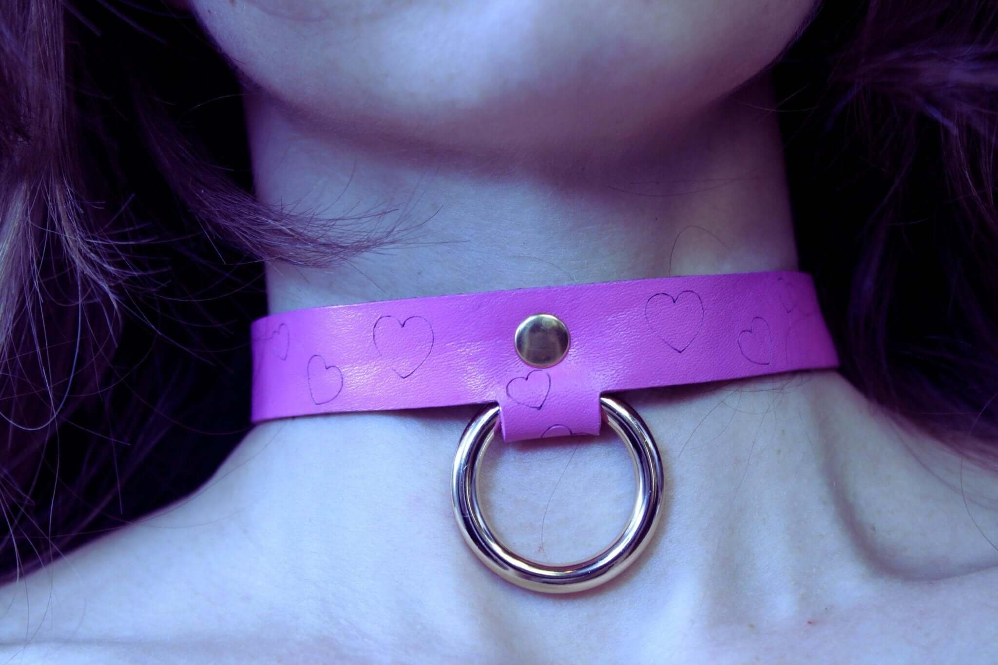 Heart print BDSM collar in pink leather, ideal for submissive jewelry and discreet day wear.