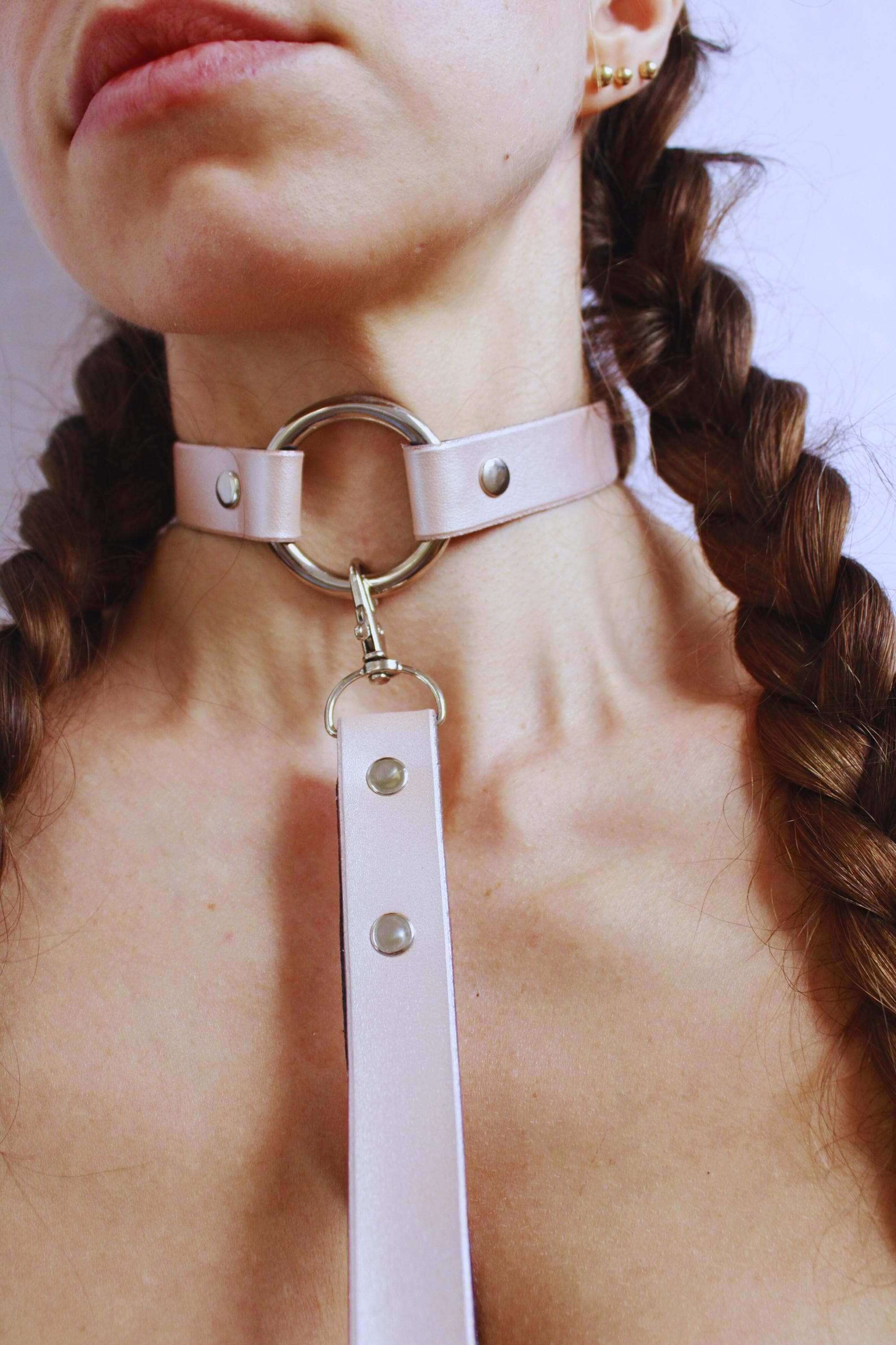 Elegant pearl silver leather choker collar with ring, perfect as a discreet submissive day collar or bondage accessory.