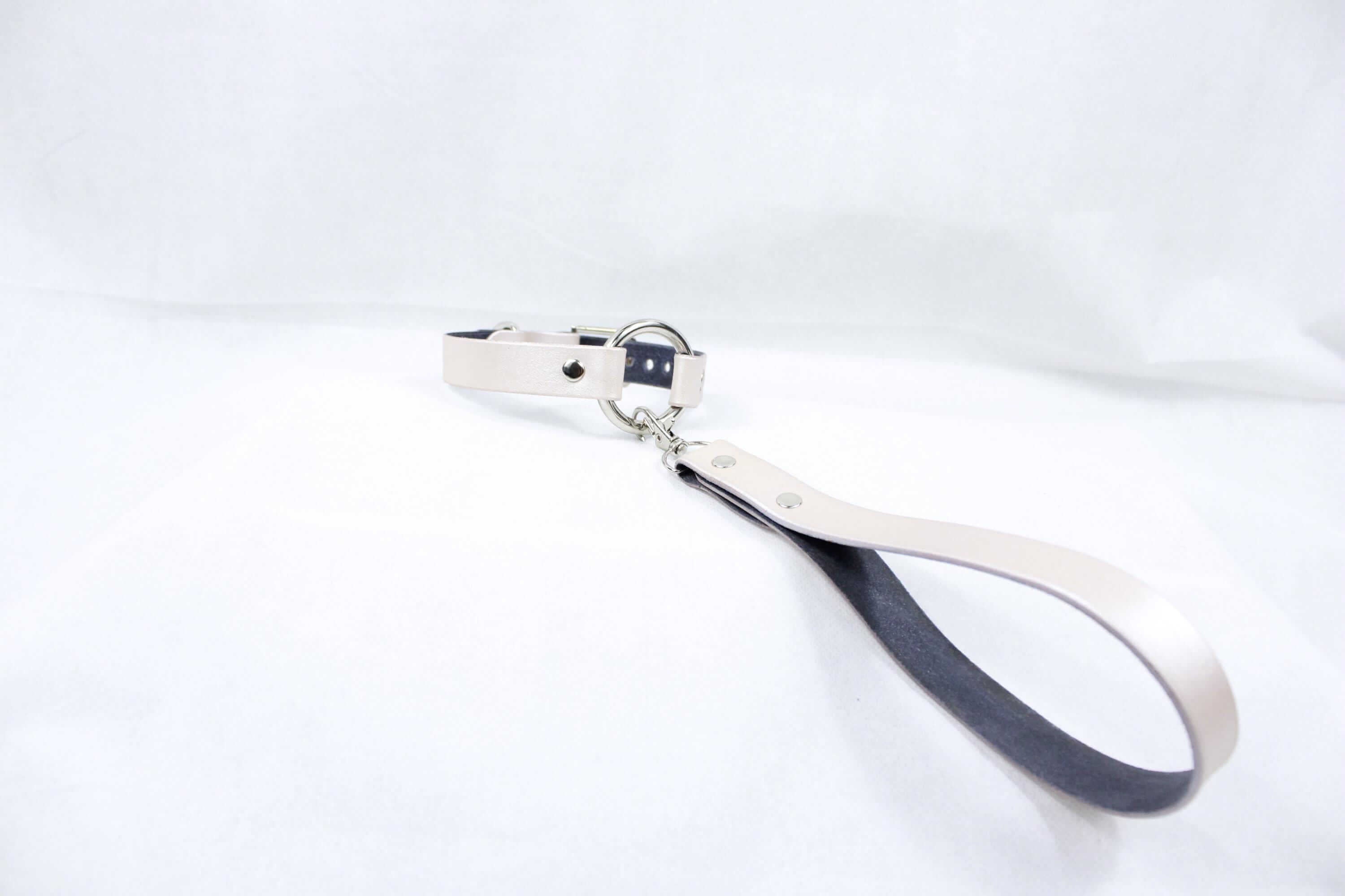 Elegant pearl silver leather collar with detachable handle, perfect for discreet day wear and BDSM activities.