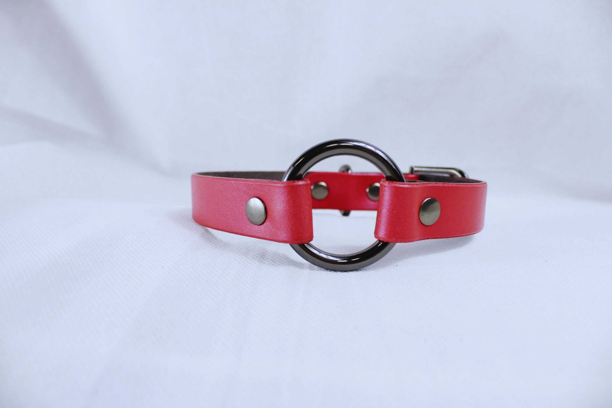 Pearl red leather BDSM collar with metal ring and snaps, perfect for discreet day wear and submissive jewelry.