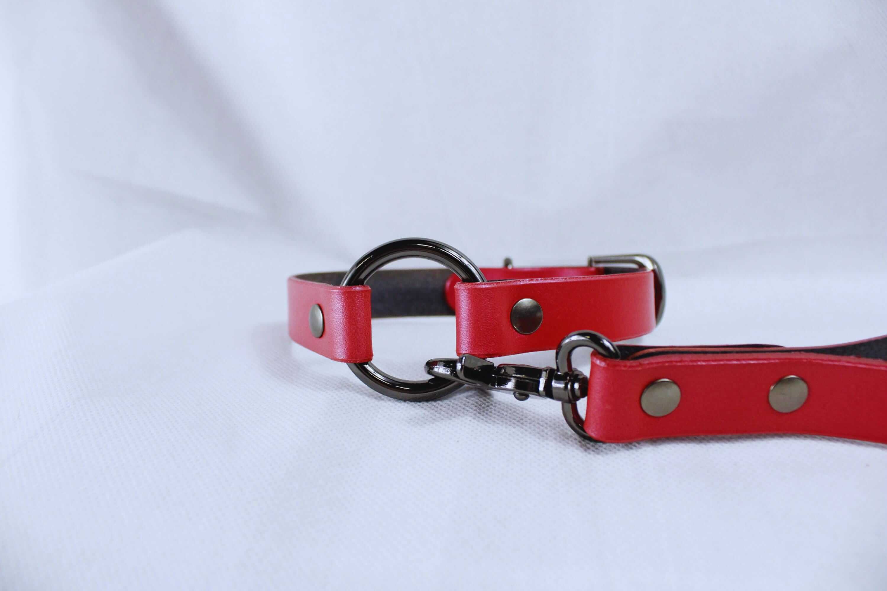 Discreet pearl red leather BDSM collar with metal hardware, perfect for submissive jewelry and bondage gear.
