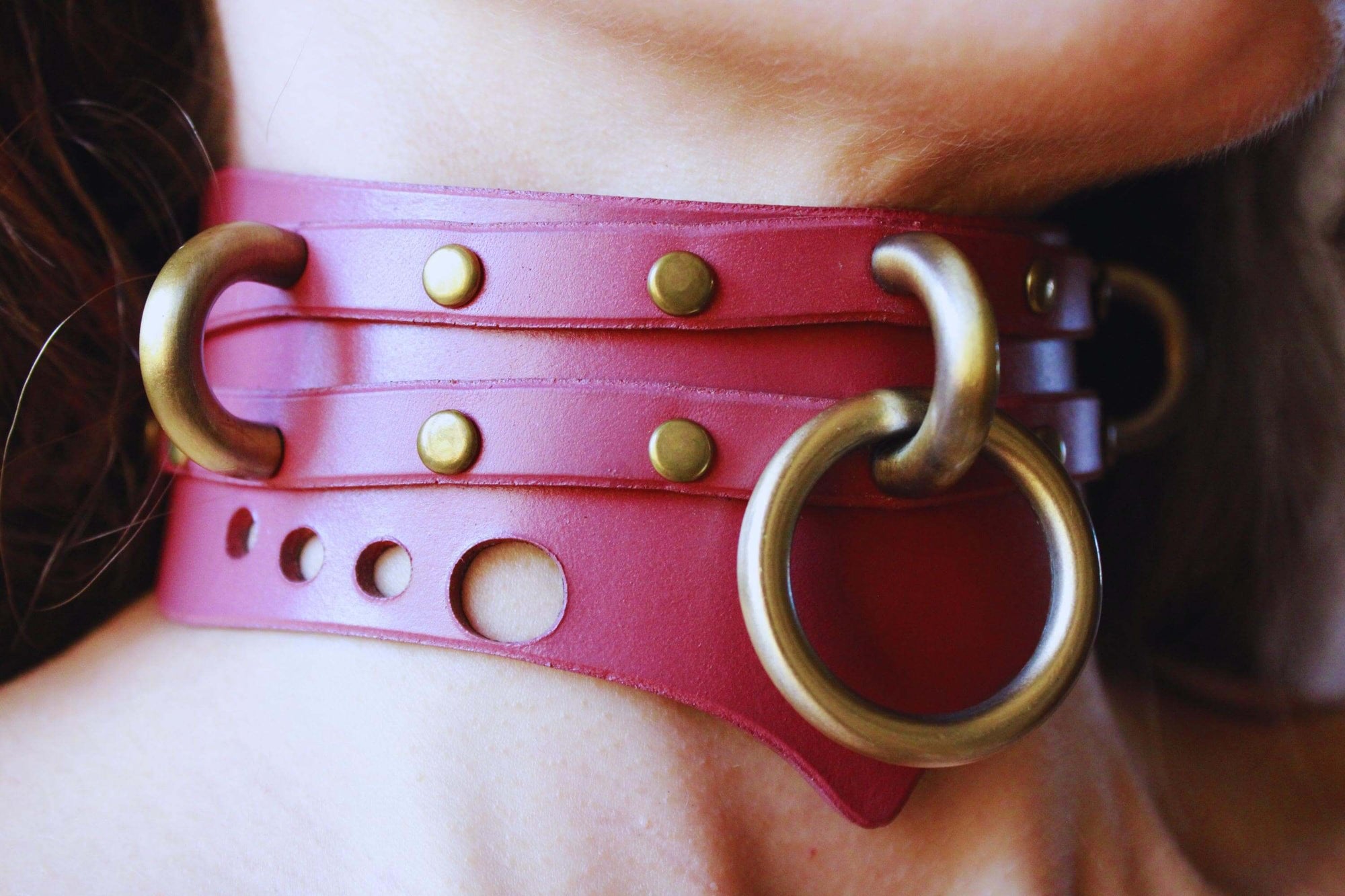 Mauve leather posture collar with metal rings and studs, ideal for BDSM, submissive jewelry, and discreet day wear.