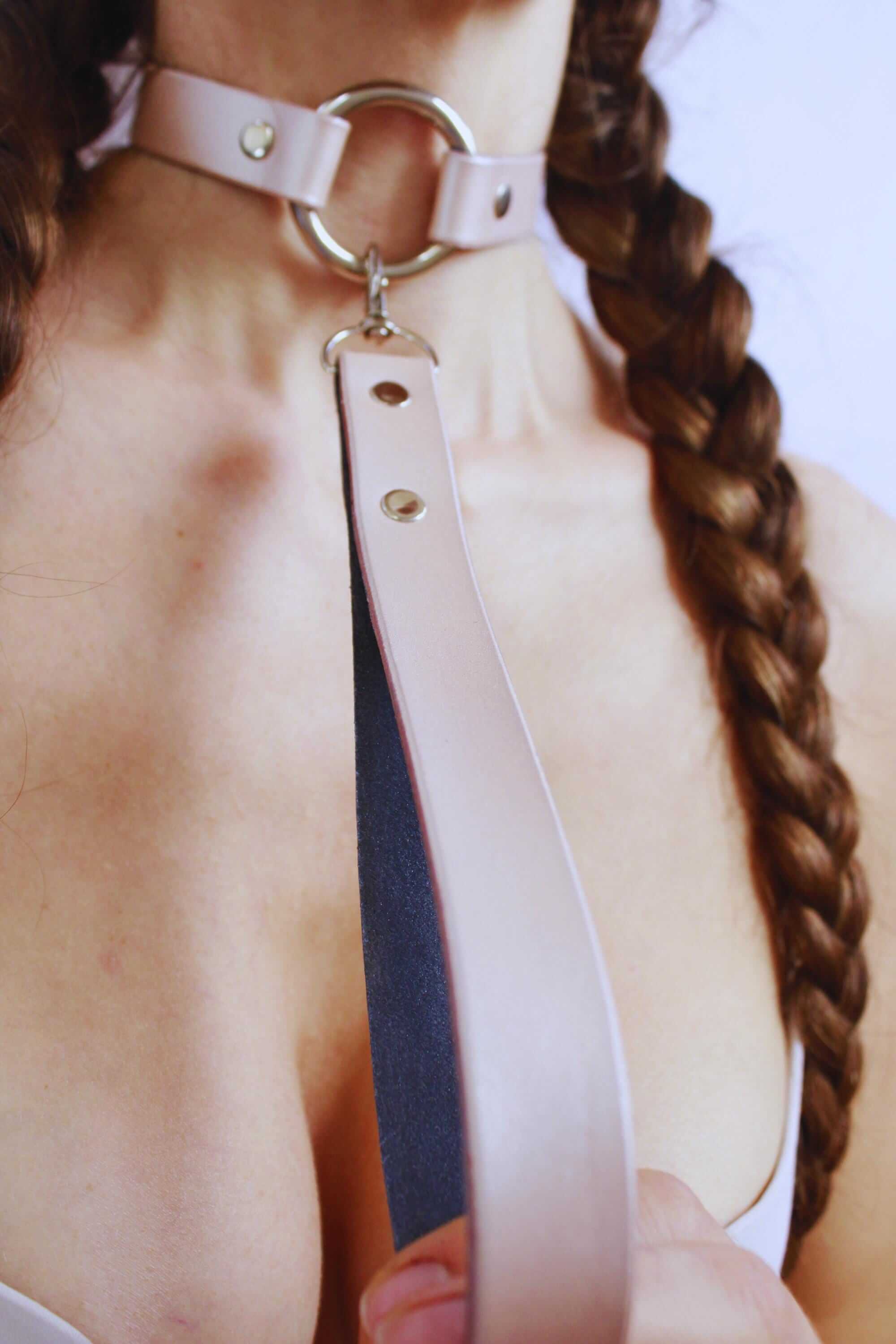 Elegant pearl silver leather choker collar for discreet daywear, perfect for submissive and BDSM styles.