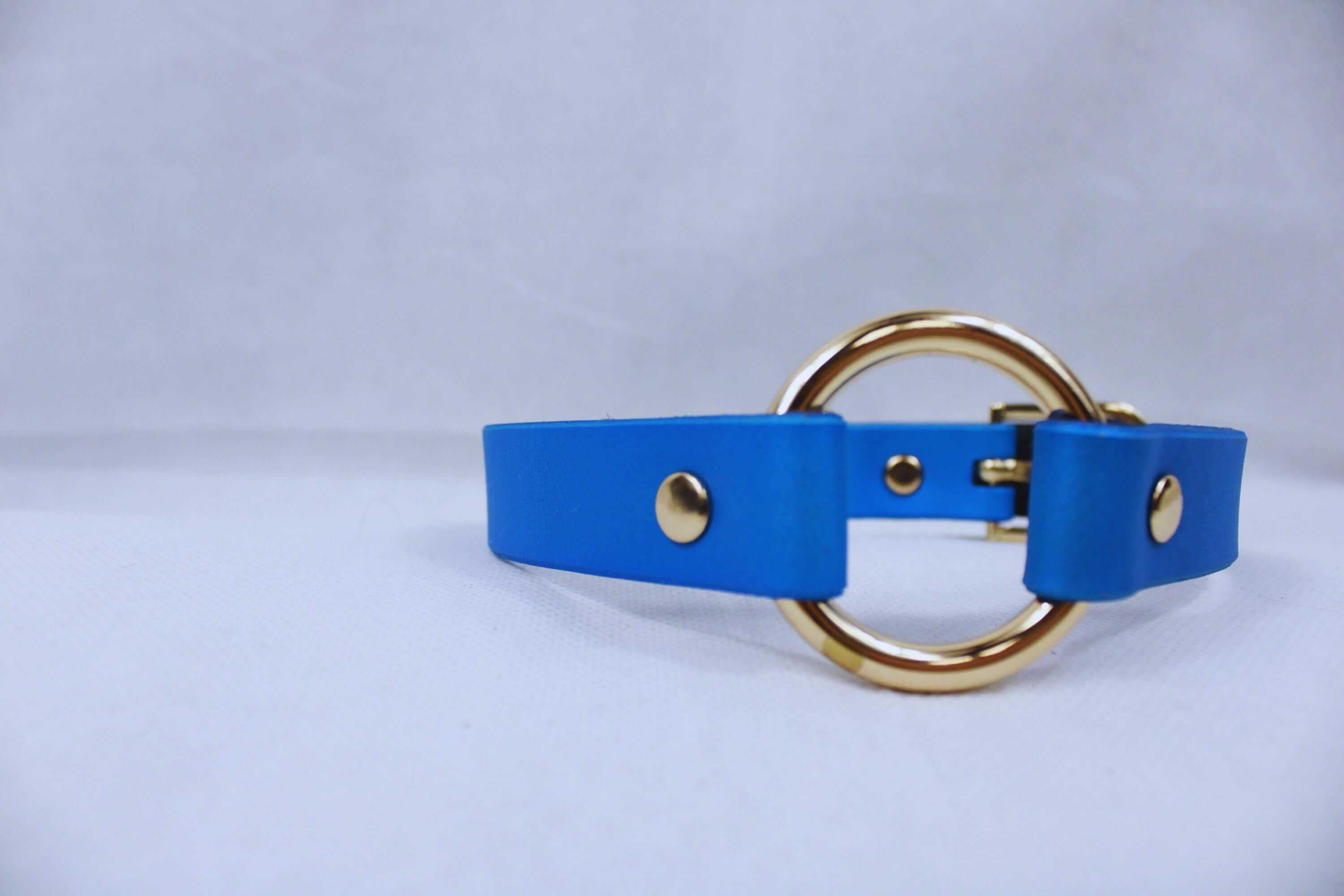 Submissive collar in pearl blue leather with gold ring, perfect for discreet day wear and BDSM jewelry.