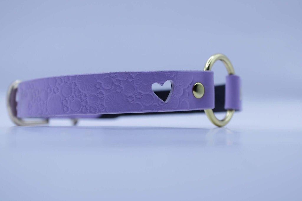 Lilac submissive collar with heart cutout, perfect for BDSM and discreet day wear, ideal for submissive jewelry enthusiasts.