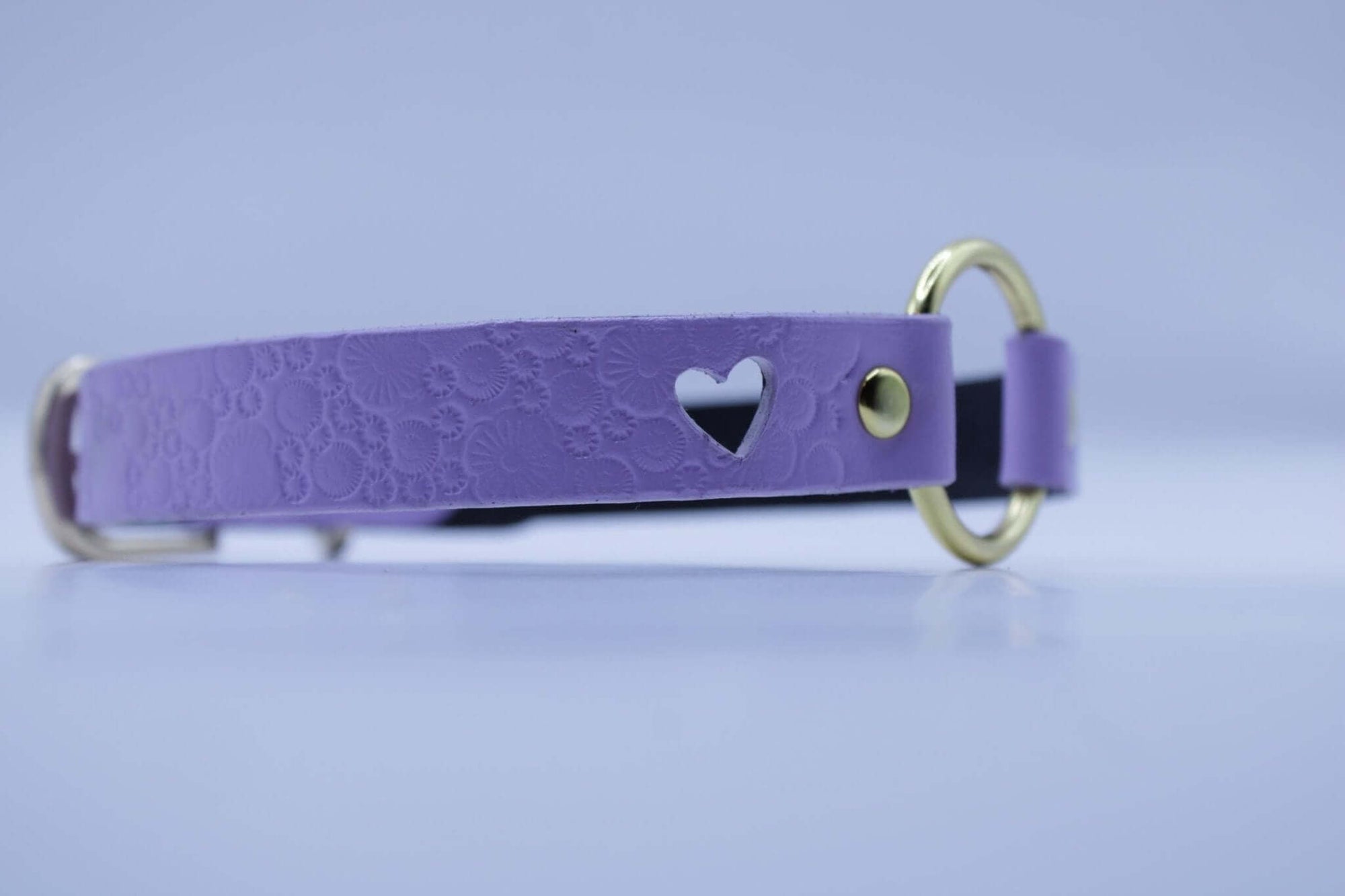Lilac submissive collar with heart cutout, perfect for BDSM and discreet day wear, ideal for submissive jewelry enthusiasts.