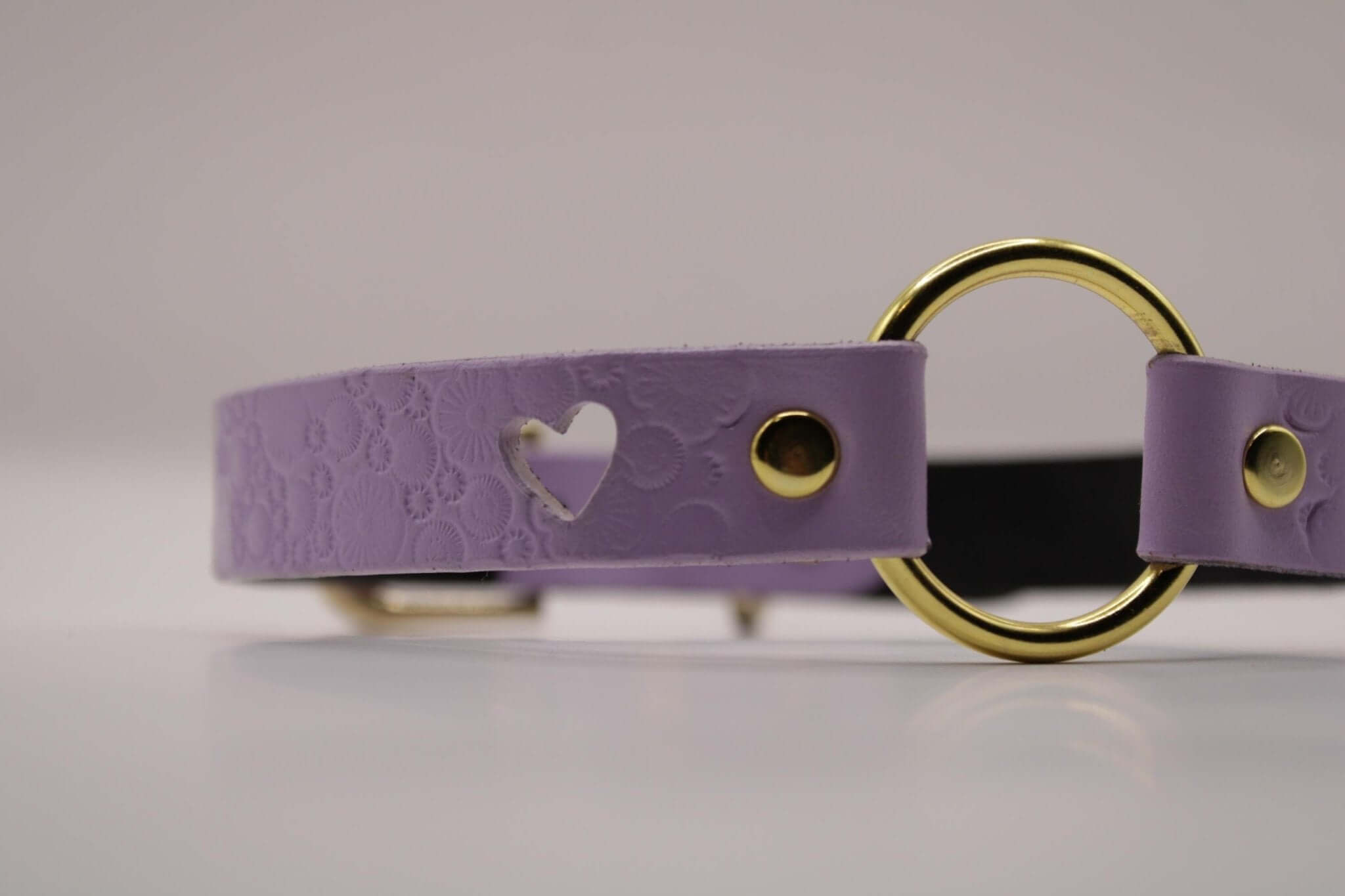 Lilac submissive collar with heart cutout, perfect for BDSM and discreet wear as a day collar, ideal for bondage lovers.