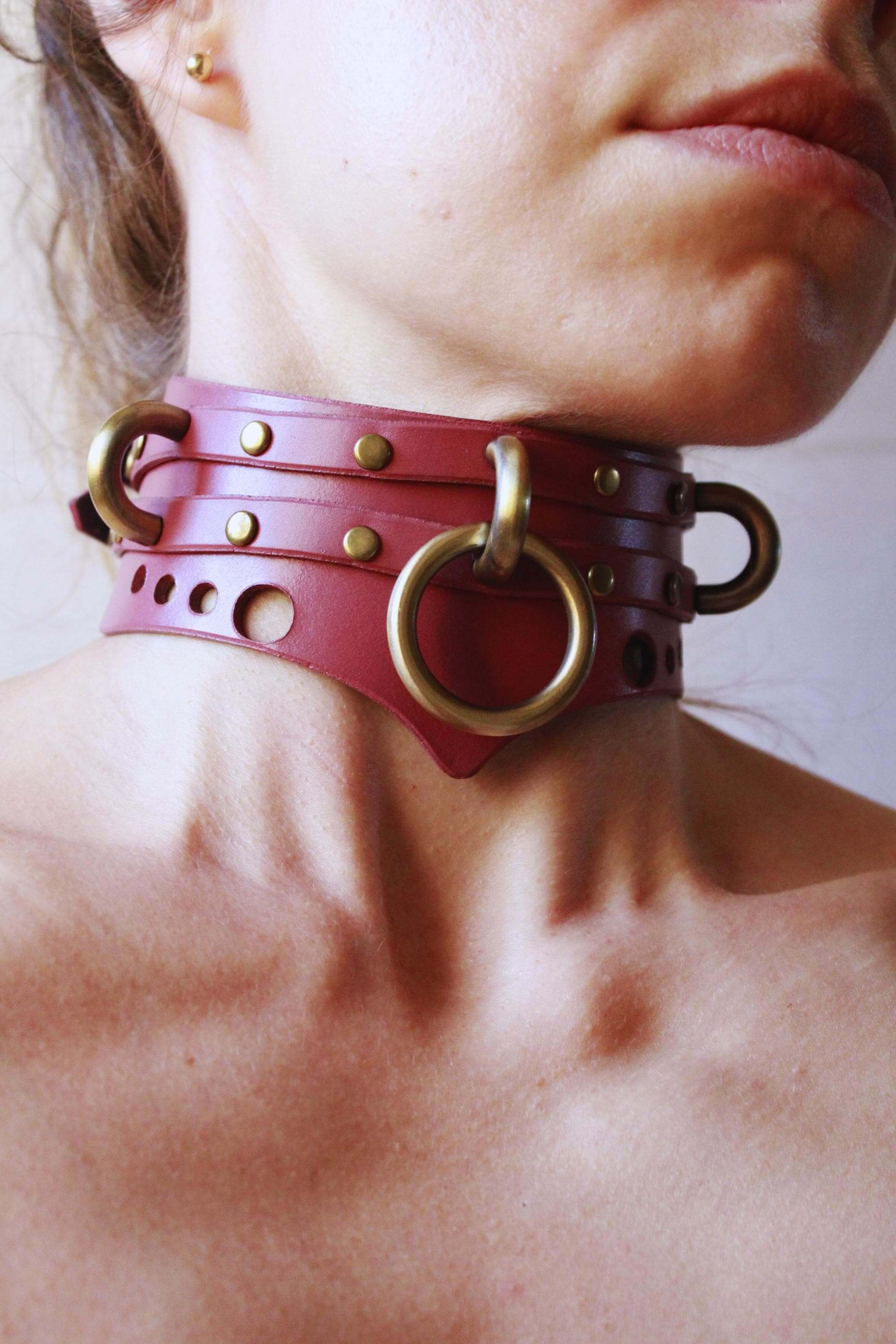 Mauve leather posture collar with brass rings, a stylish submissive jewelry piece for bondage and DDLG enthusiasts.