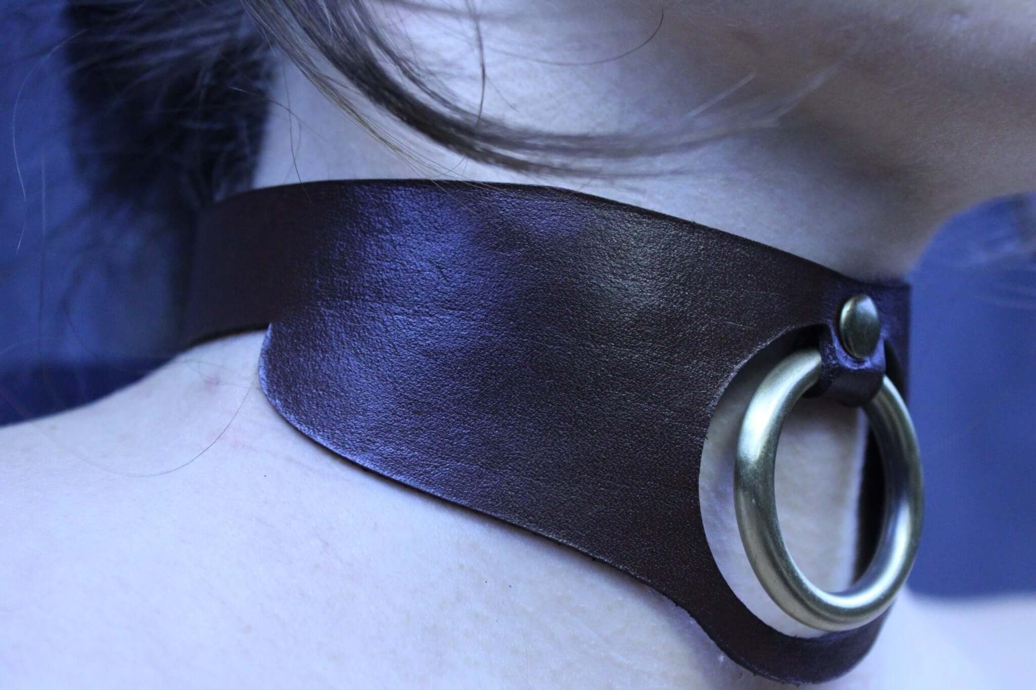 Minimalist leather posture collar with O-ring, a chic piece of submissive jewelry ideal for BDSM and discreet day wear.