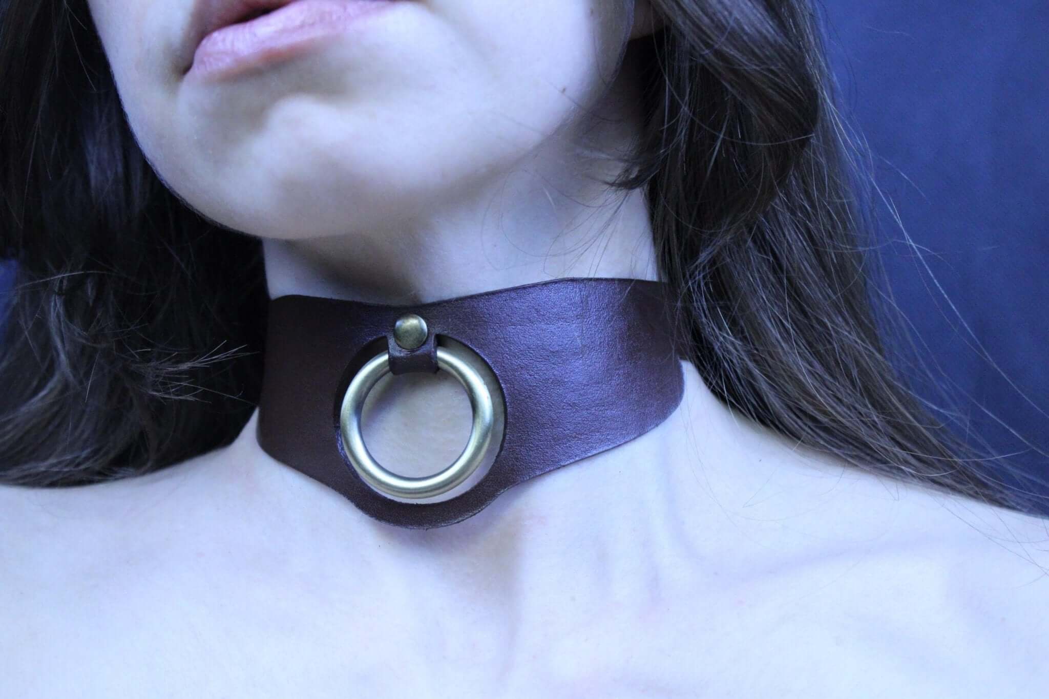 Minimalist leather posture collar with an O-ring, perfect BDSM submissive jewelry and discreet day collar.