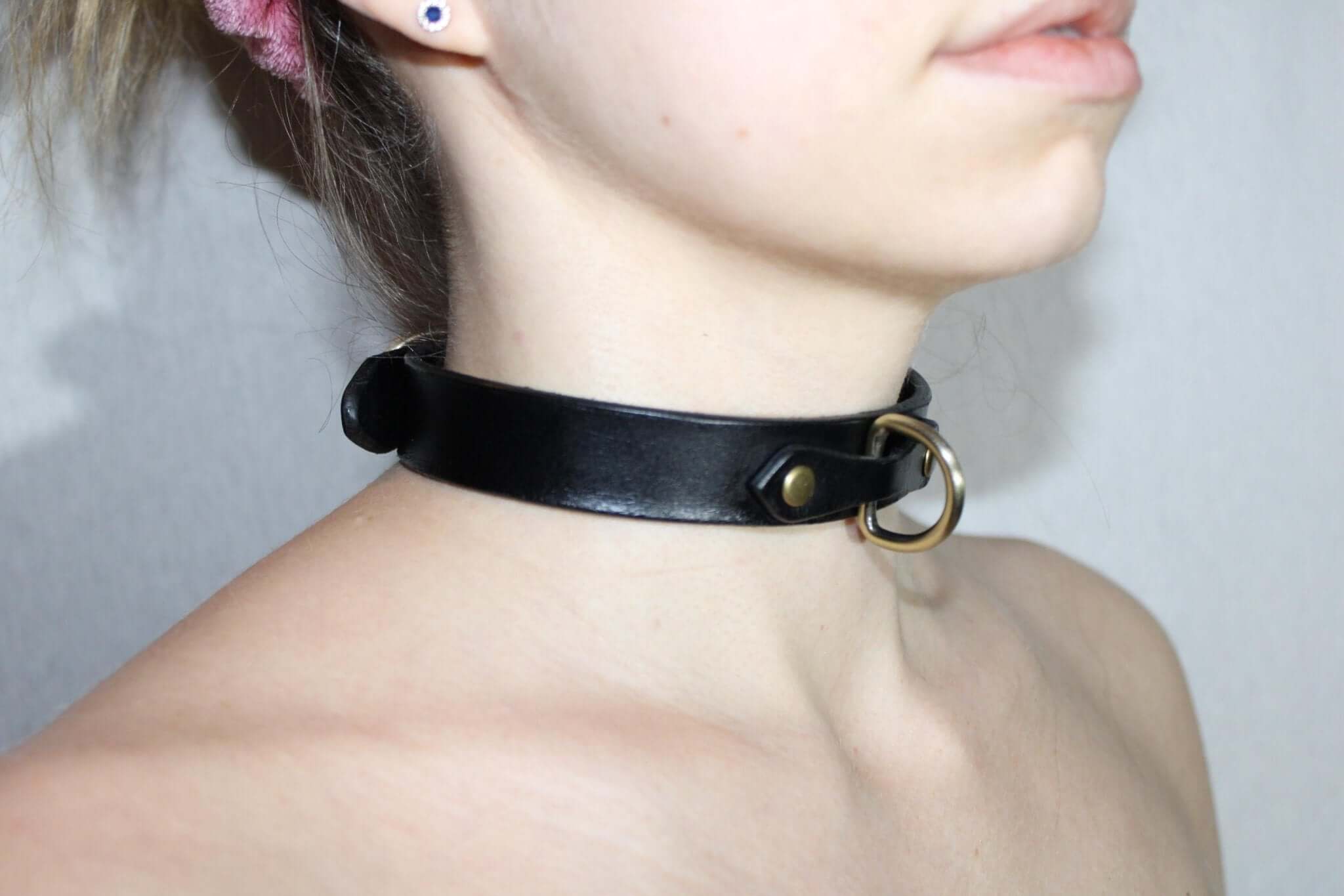 Minimalist black leather choker collar, perfect for submissive fashion and discreet daywear in BDSM style.