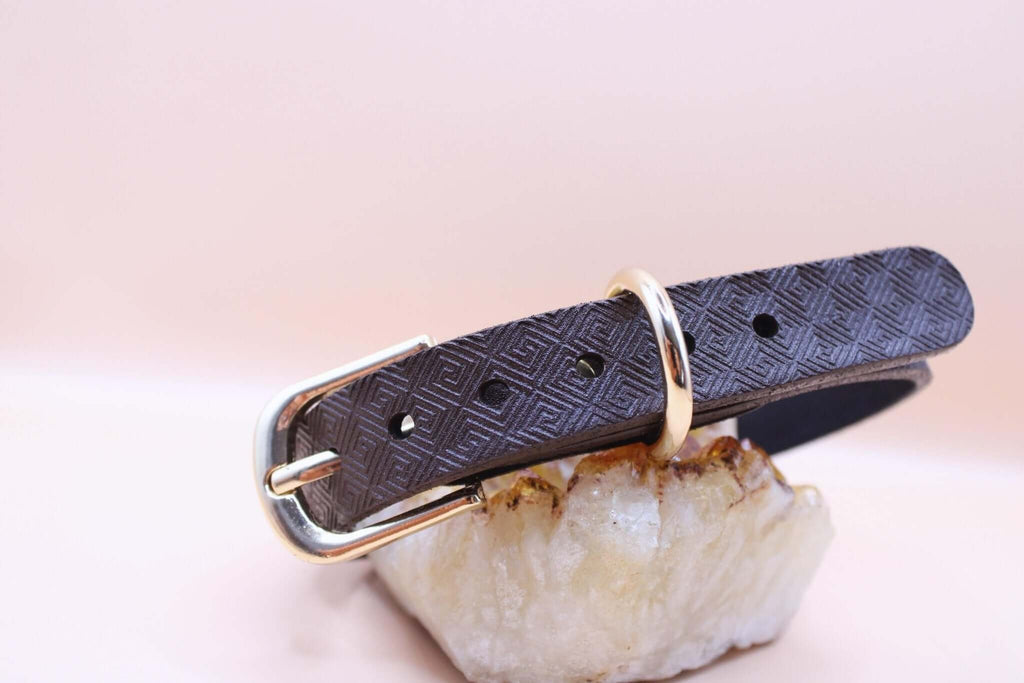 Minimalist brown leather submissive collar with gold accent for discreet BDSM style and elegance.