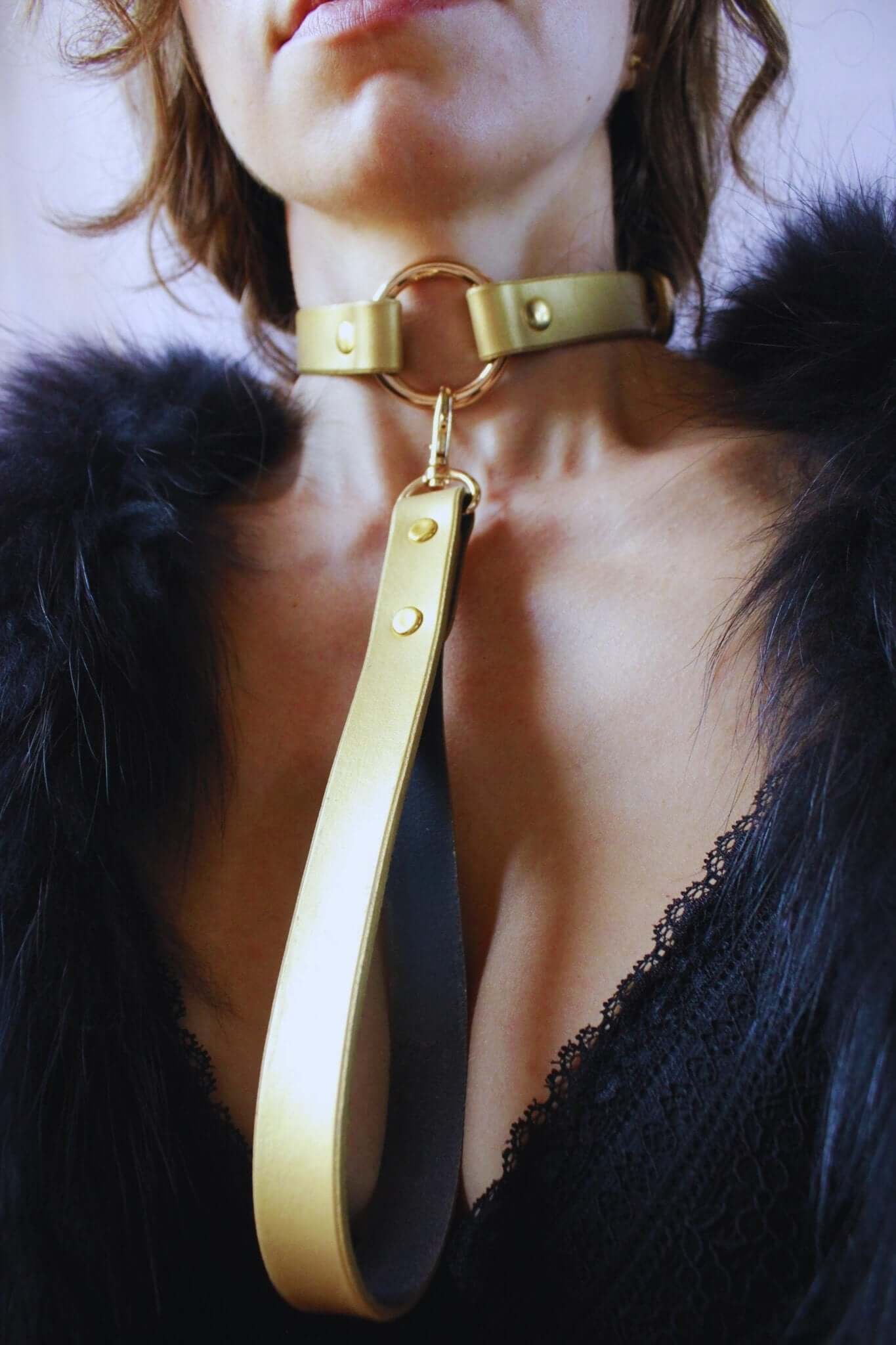 Elegant pearl gold submissive collar, discreet day collar for intimate wear, blending fashion and BDSM jewelry.