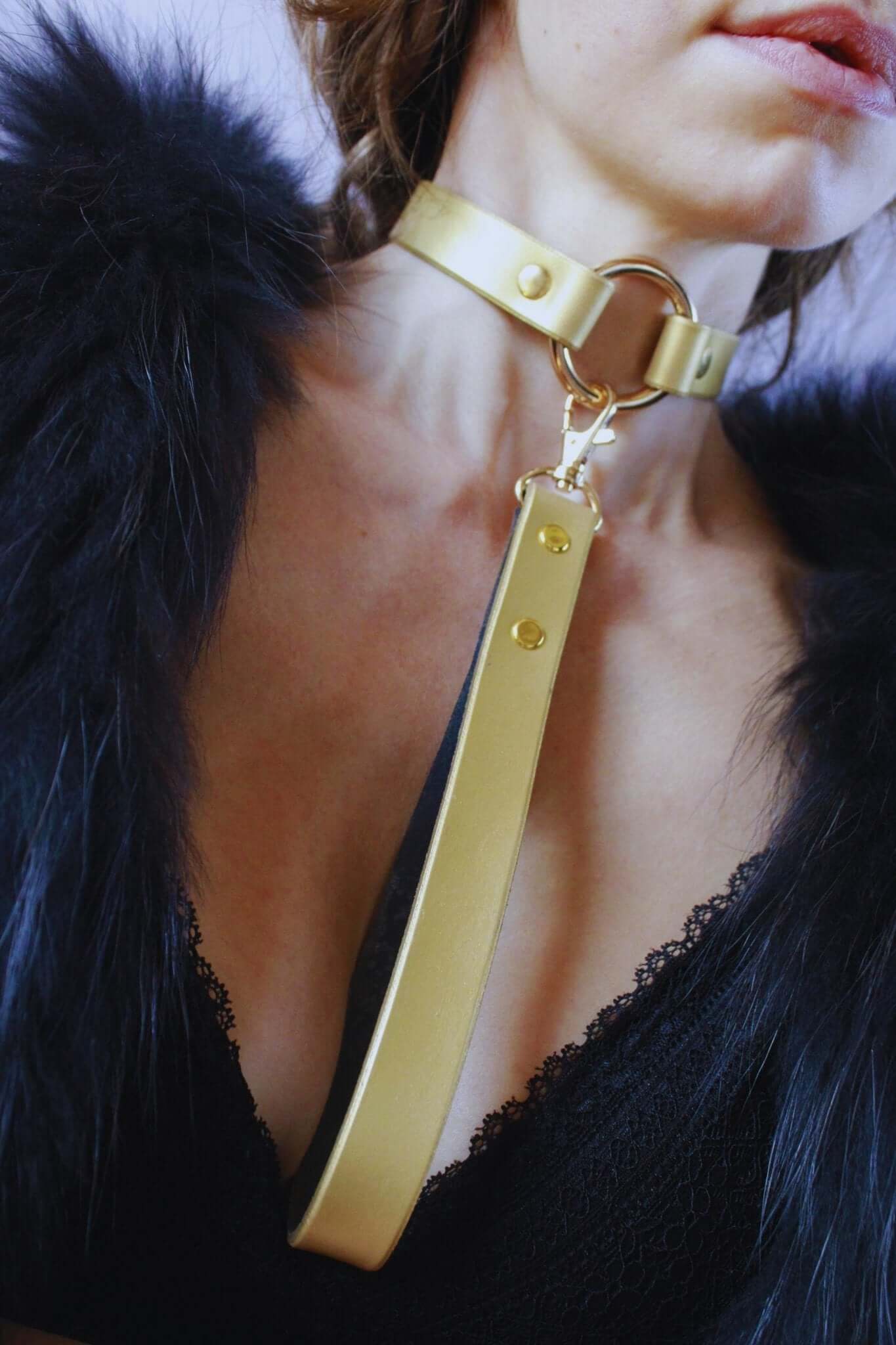 Elegant pearl gold submissive collar, perfect as a discreet day collar in leather lingerie or BDSM jewelry.
