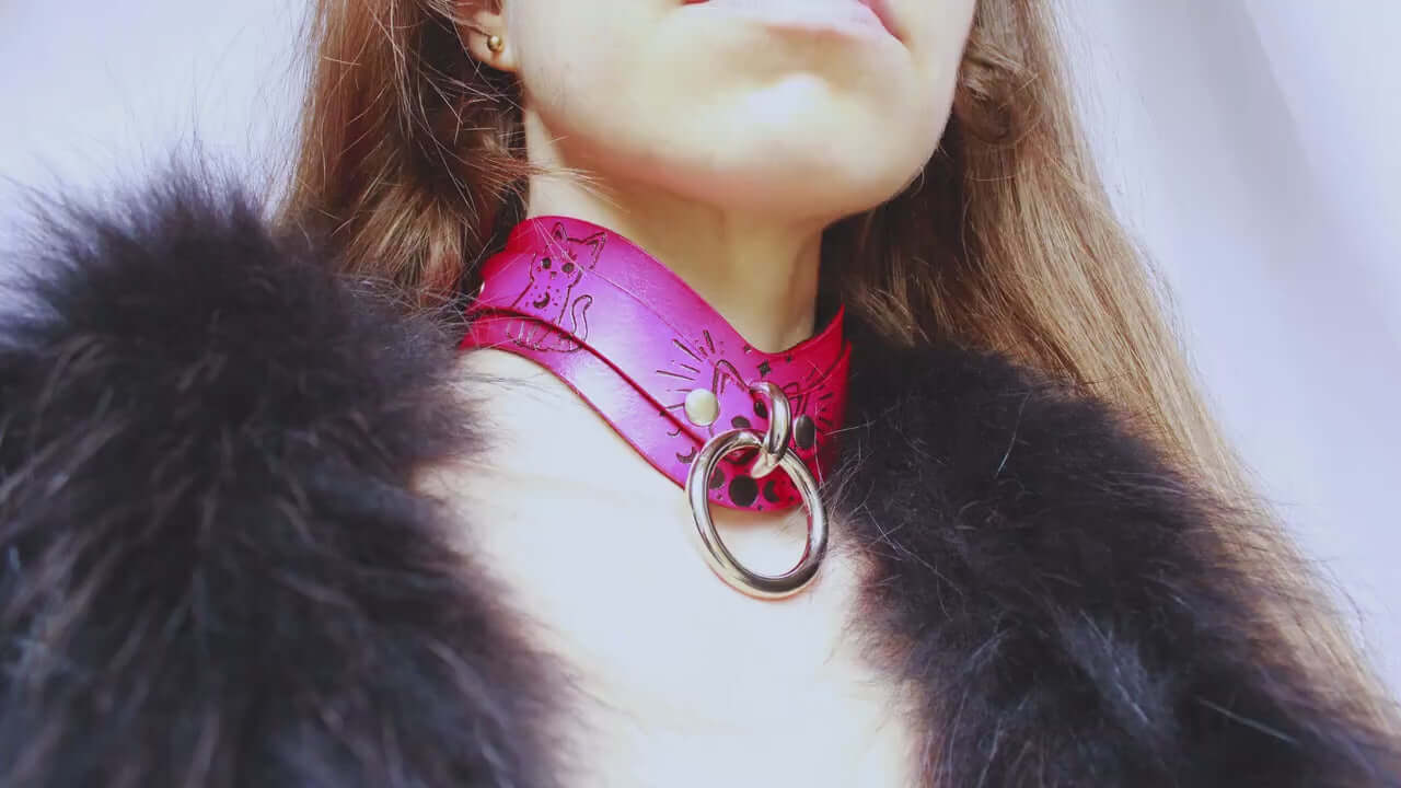Elegant leather submissive day collar with cat motifs, featuring a stylish ring, perfect for BDSM and discreet jewelry.