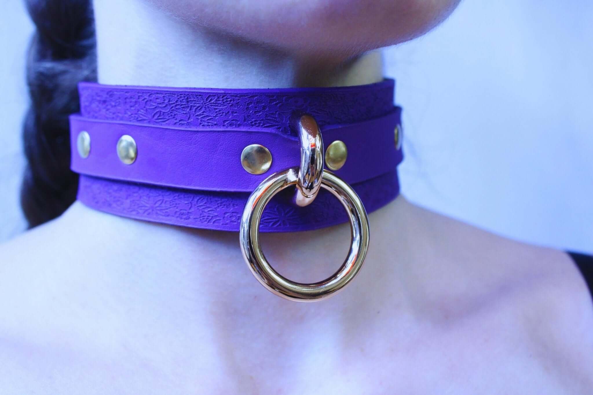 Purple floral submissive collar with O-ring, leather bdsm jewelry for dom sub gifts and bondage fashion.
