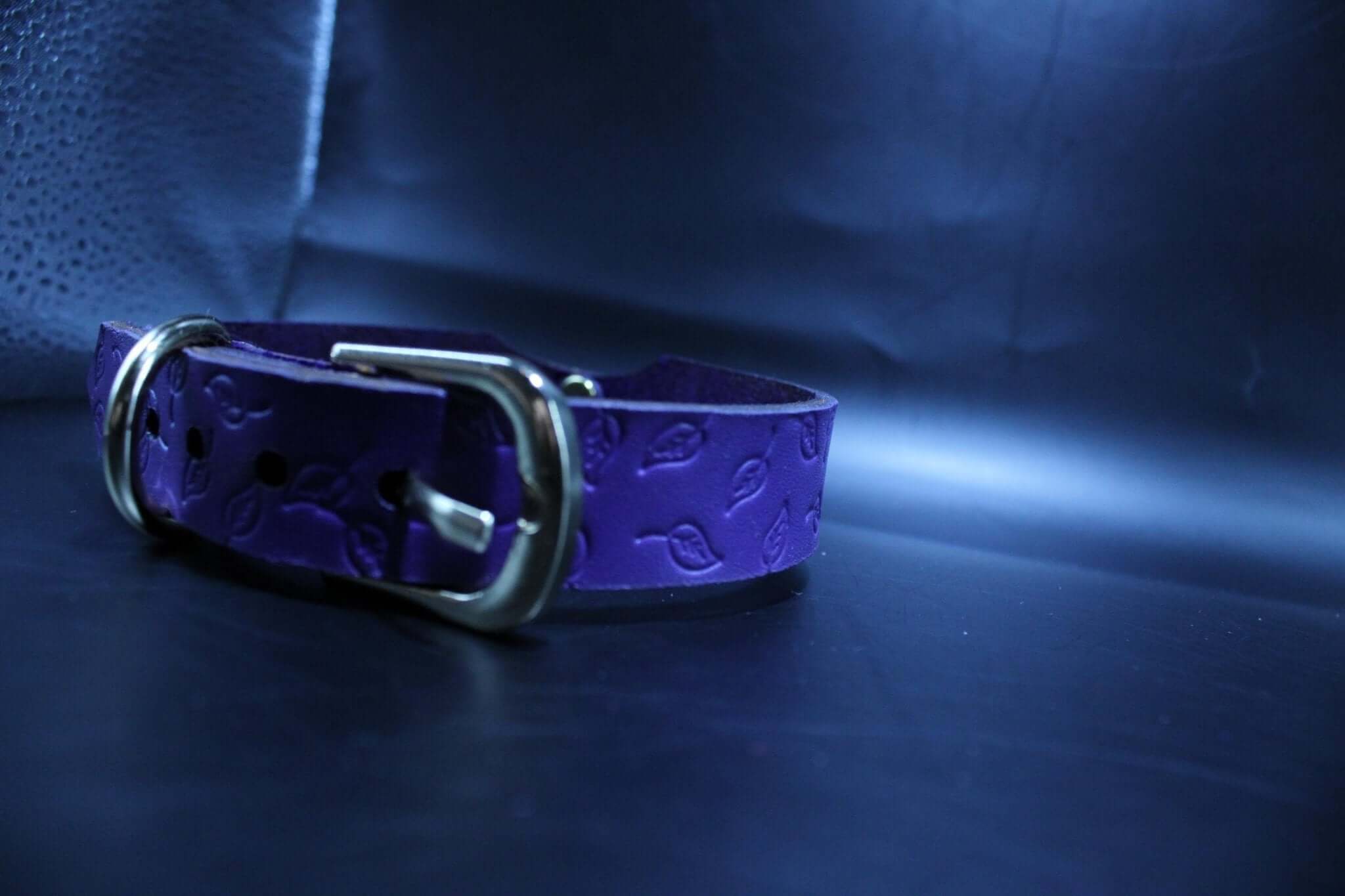 Elegant purple leaf BDSM collar, premium leather choker for submissive jewelry and bondage gear.