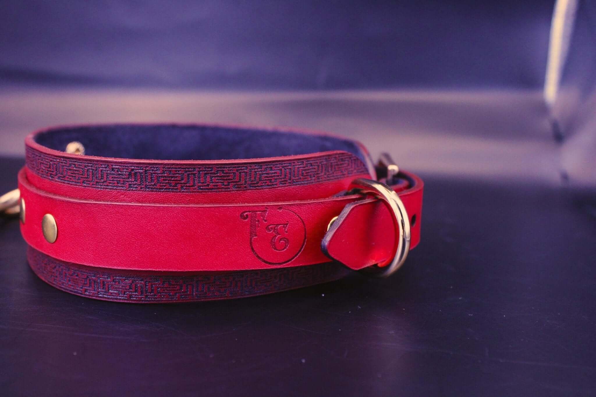 Handmade red leather choker collar, perfect for BDSM or discreet day wear, combining elegance and versatility.