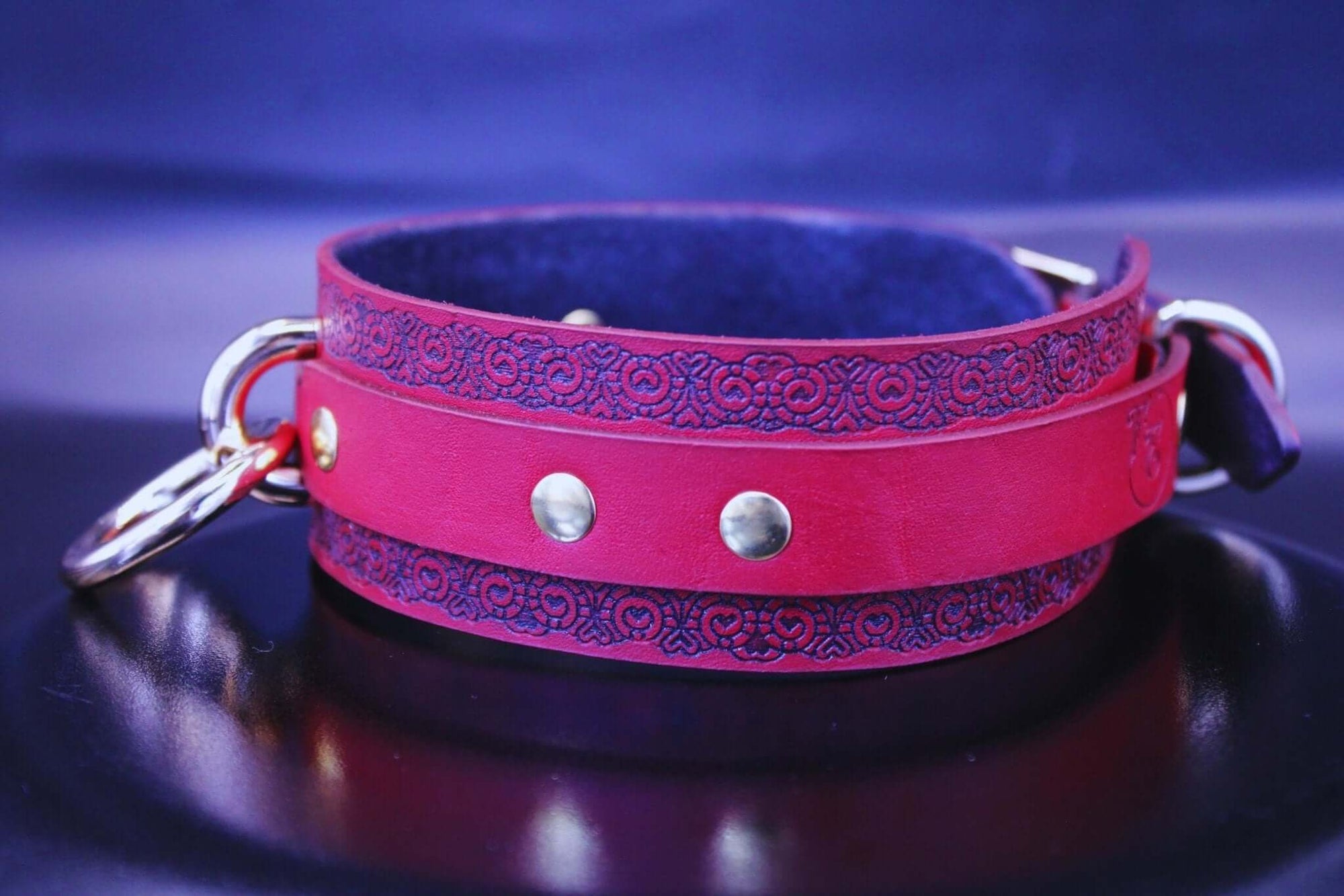 Red ornamental submissive collar with gothic pattern, featuring leather and metal details, ideal for BDSM and bondage.