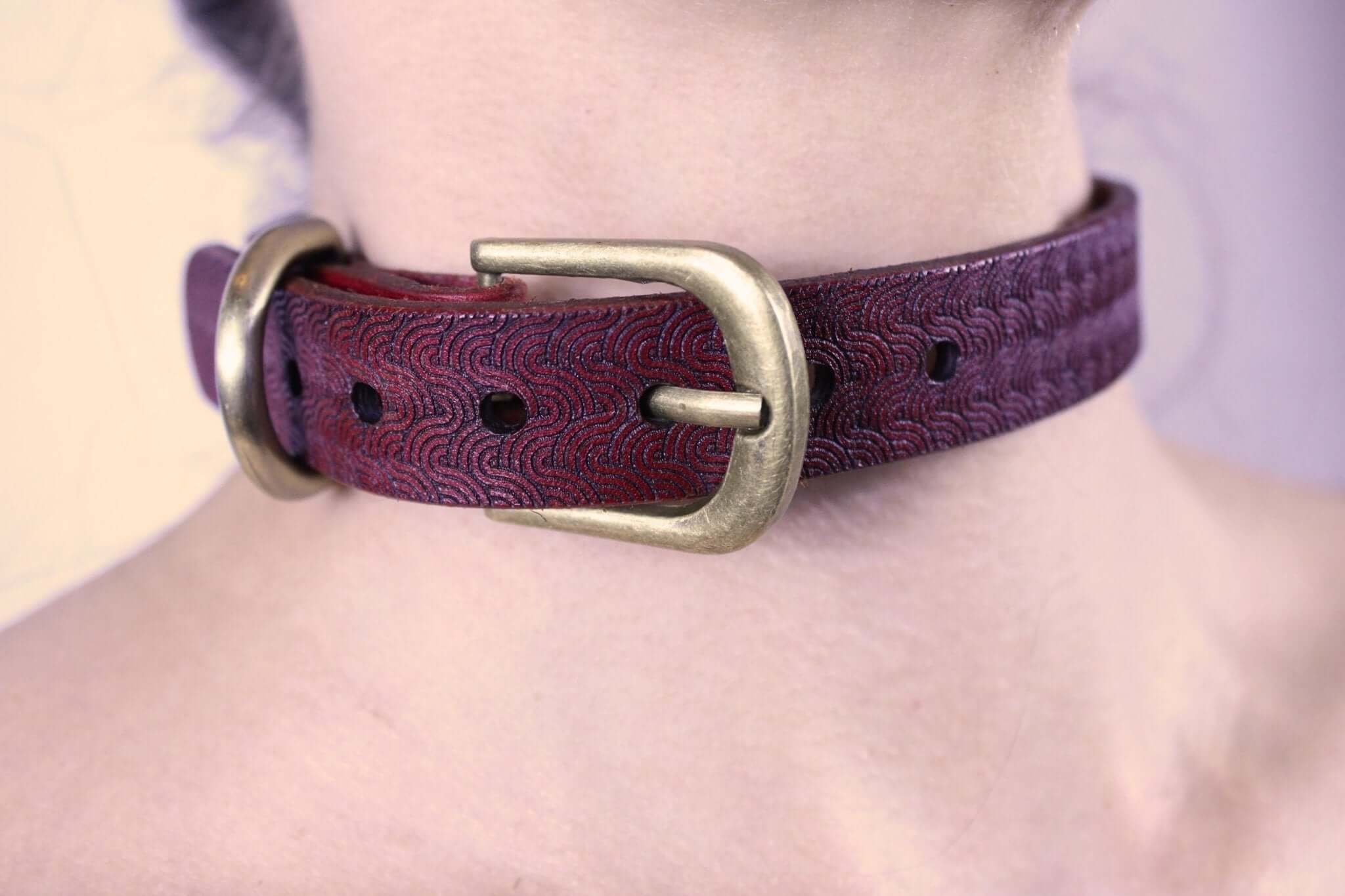 Red patterned submissive collar, handcrafted leather choker for day wear, BDSM jewelry, discreet sub collar.