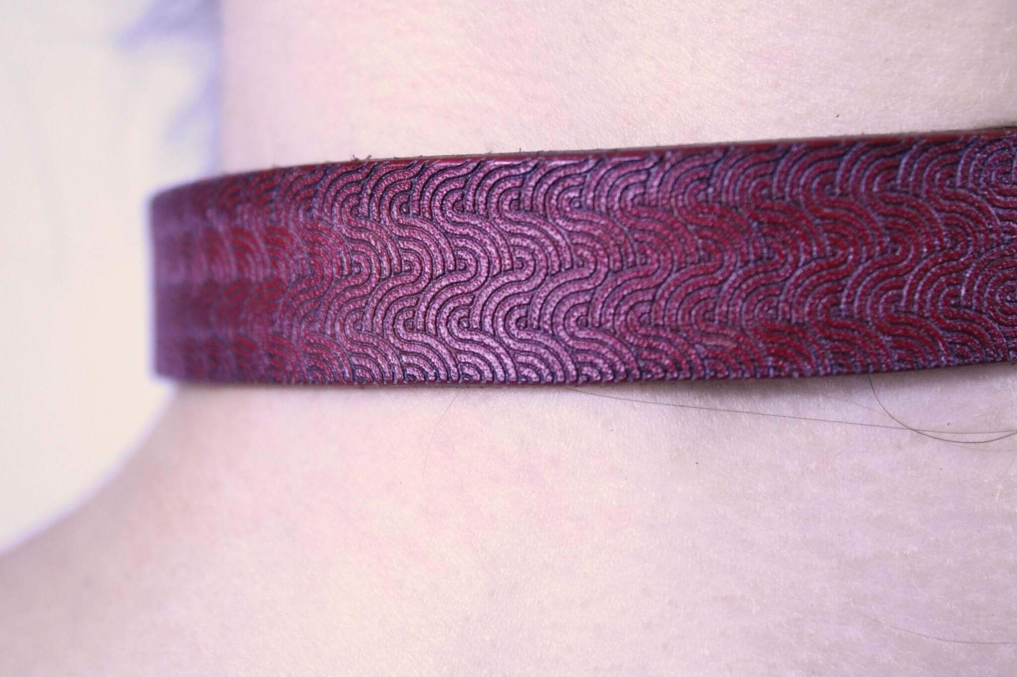 Handmade red patterned submissive collar, perfect for discreet day wear and BDSM jewelry. Comfortable leather design.