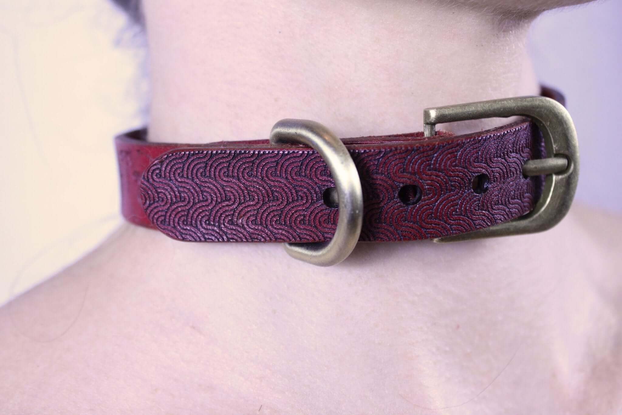 Red patterned submissive collar, handcrafted leather, ideal discreet day collar, bondage jewelry for D/s dynamics.