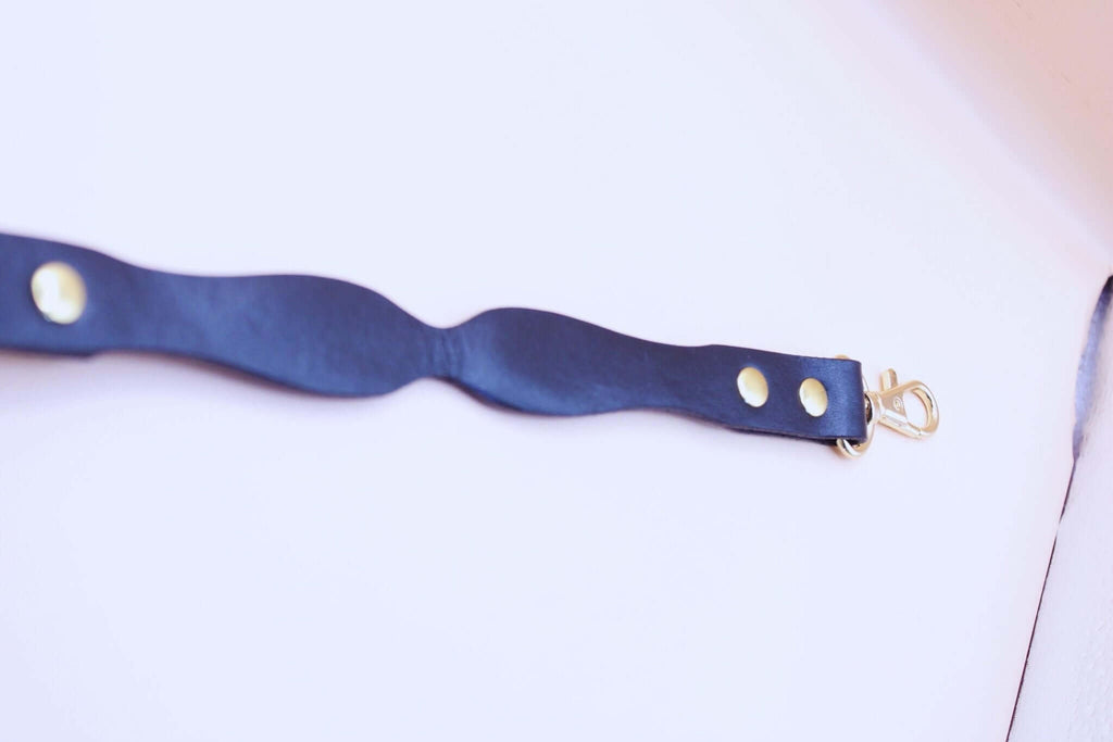 Short BDSM leash in premium leather, ideal for submissive control and enhancing D/s dynamics in bondage play.