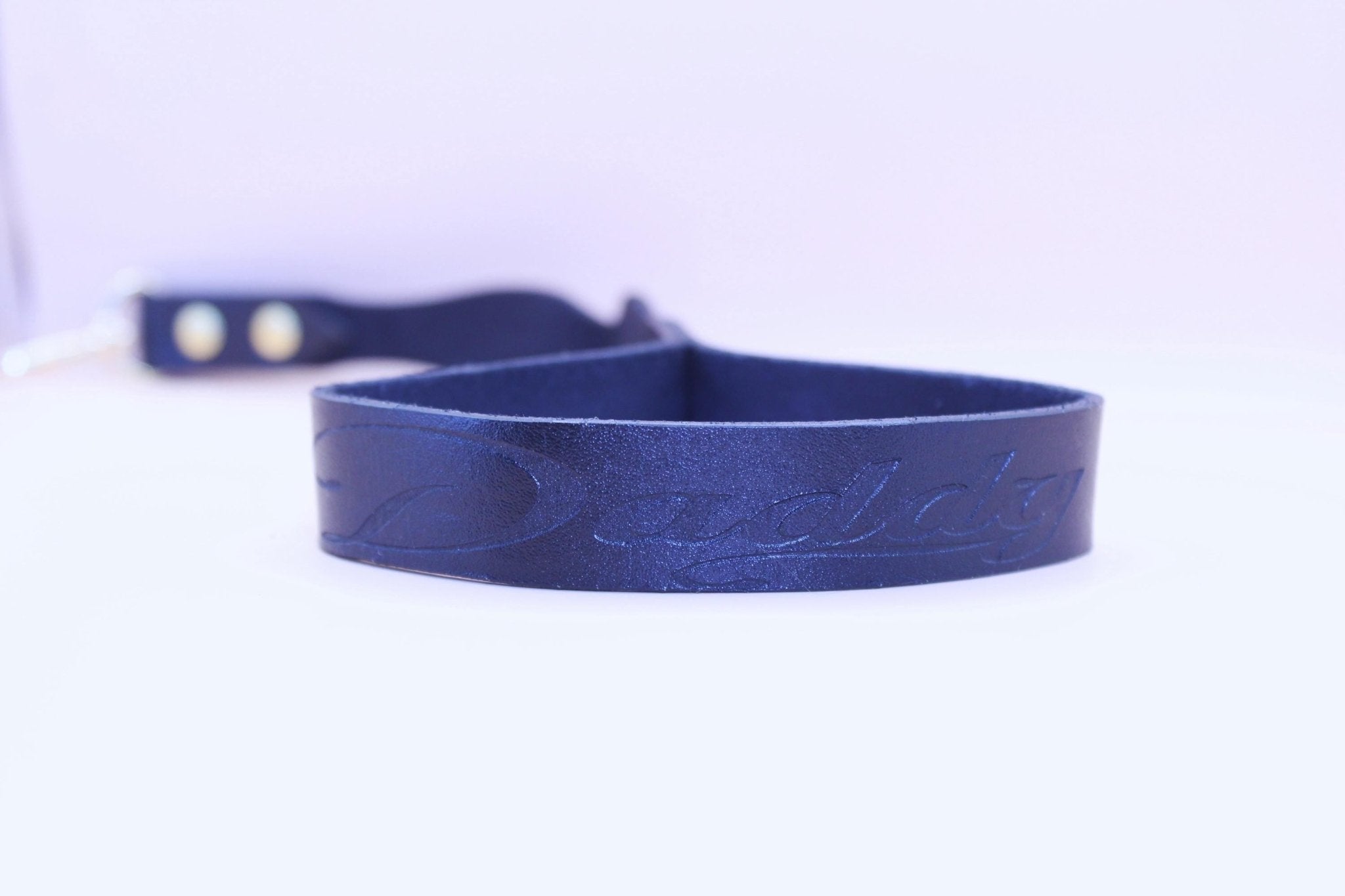 Short BDSM leash with custom text 'Daddy', premium leather, 40CM length for intimate control and bondage play.