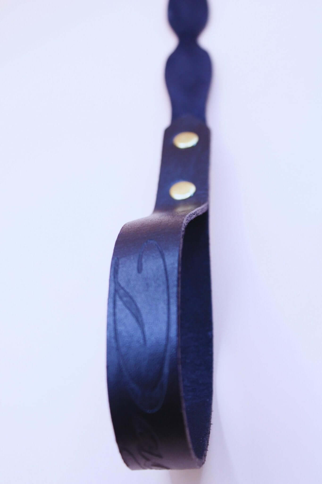 Short leather BDSM leash with premium grip and custom text, ideal for submissive control and D/s dynamics.