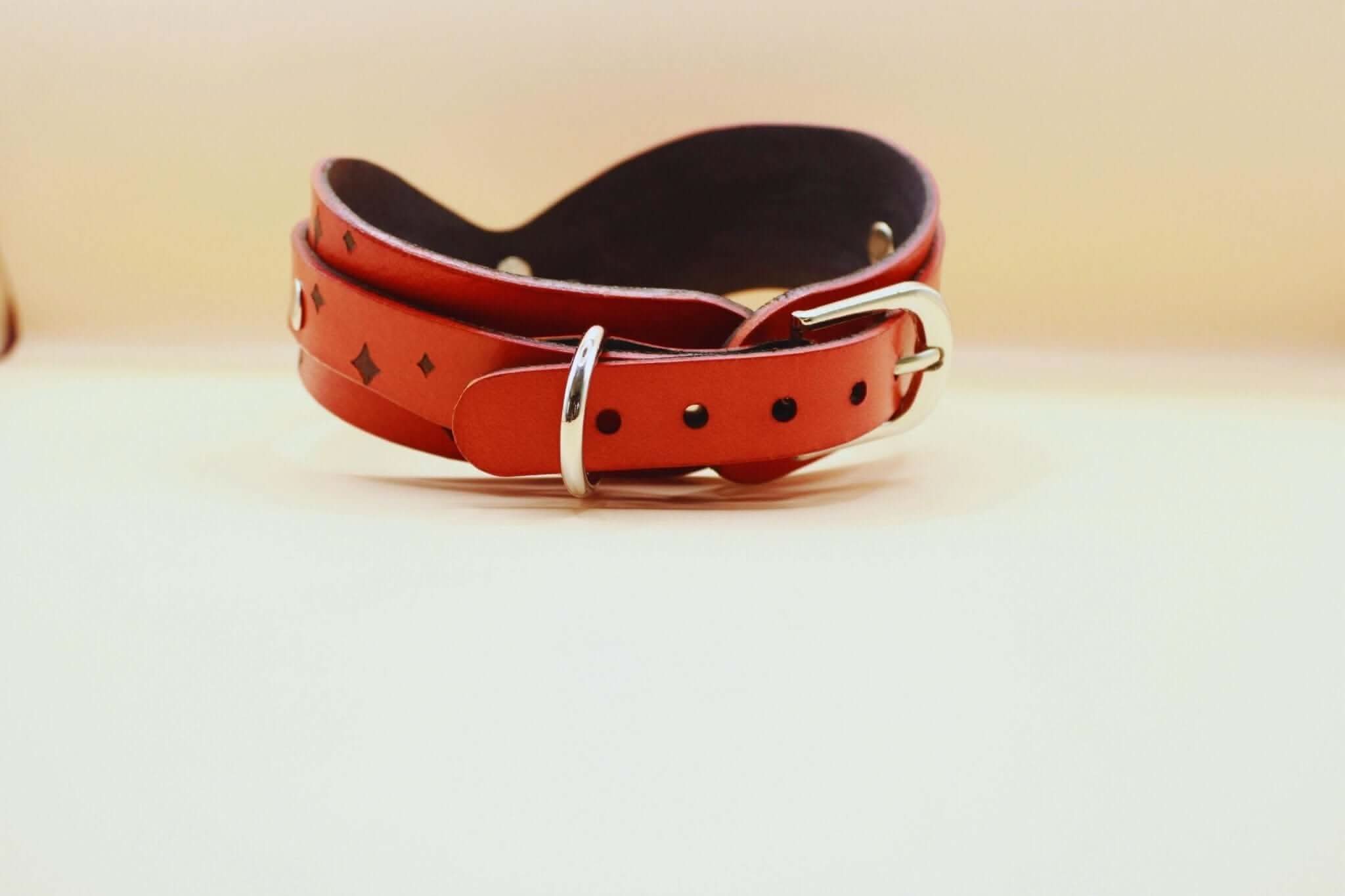 Sun Design discreet day collar in red leather, perfect for submissive jewelry and BDSM style, blending elegance and intimacy.