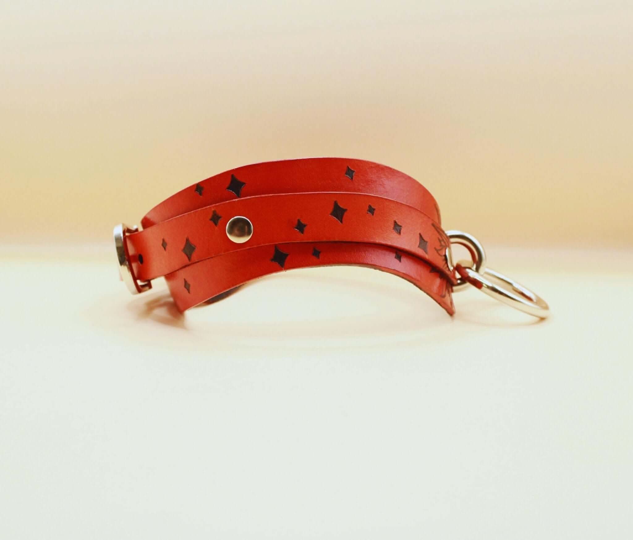 Sun Design BDSM collar in red leather, featuring black diamond patterns, perfect for discreet submissive jewelry.